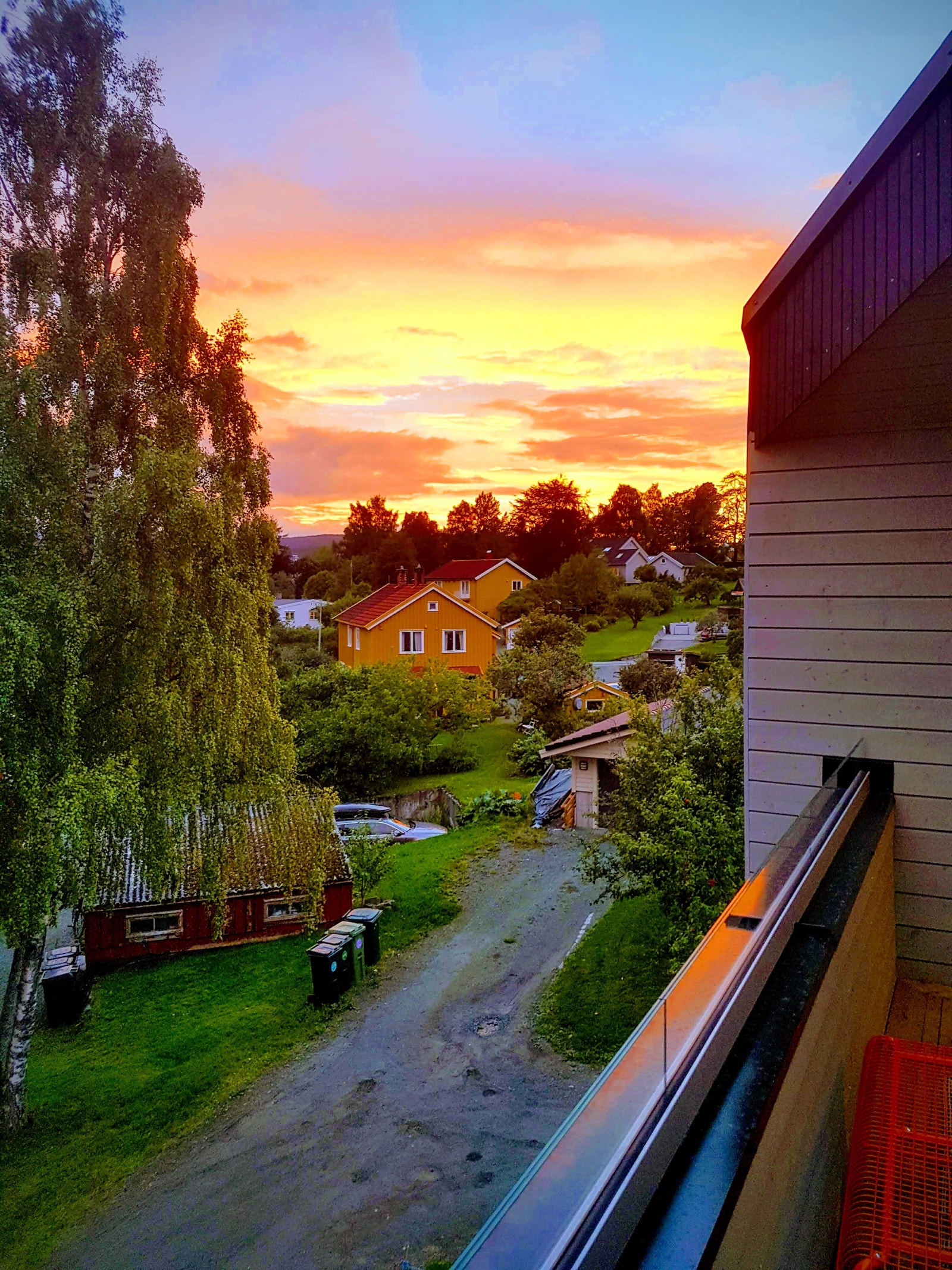 Huset ligger i et rolig og naturskjønt strøk. Verandaen på bildet er ikke en del av leiligheten Galleribilde