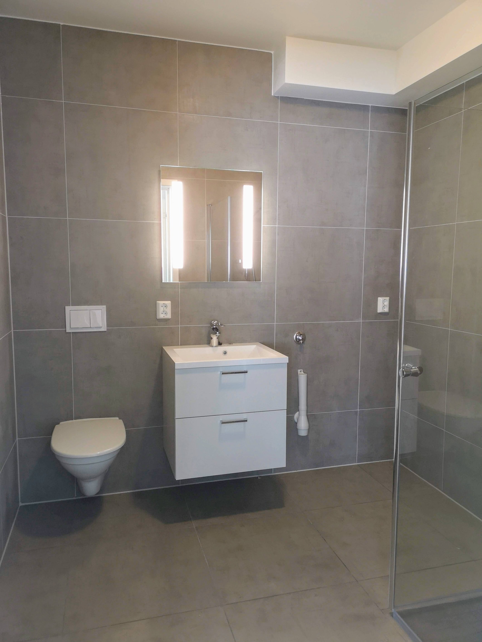 Romslig bad, vaskemaskin og tørketrommel medfølger Galleribilde