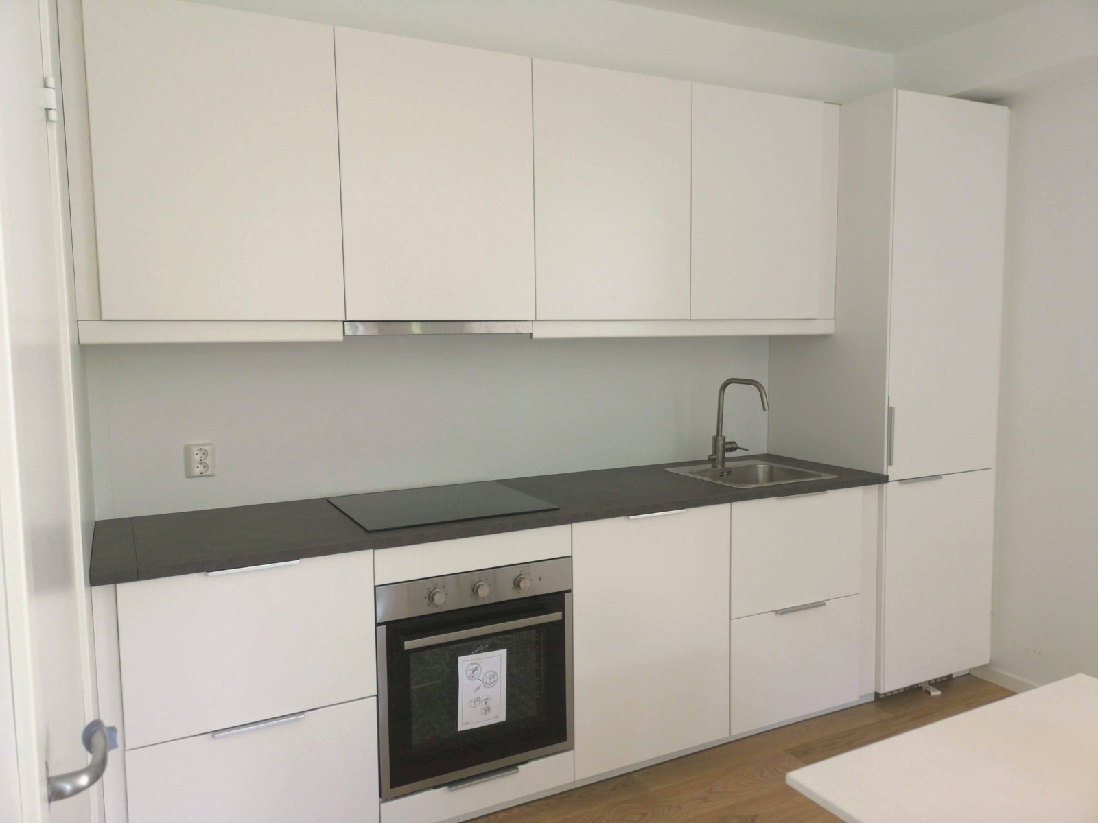 Kjøkkenet har blant annet induksjonstopp og romslig kjøleskap, inkludert komfyr med varmluft Galleribilde