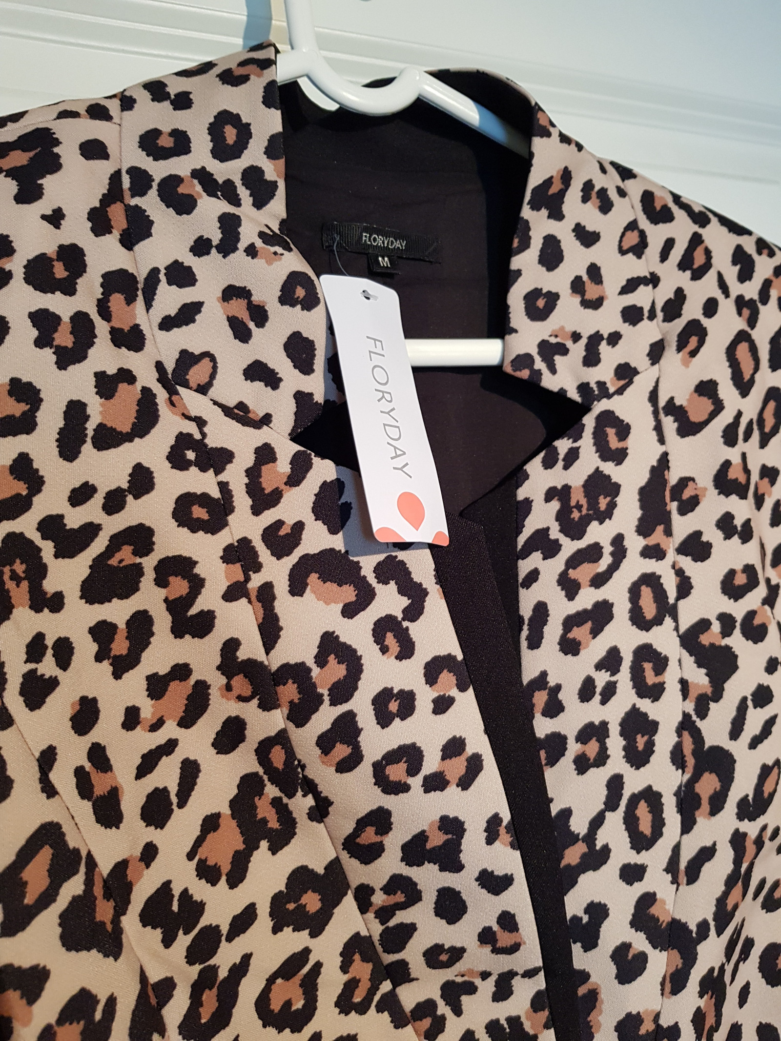 NY Floryday Langermet krage blazer | FINN.no NY Floryday Langermet krage blazer | FINN.no