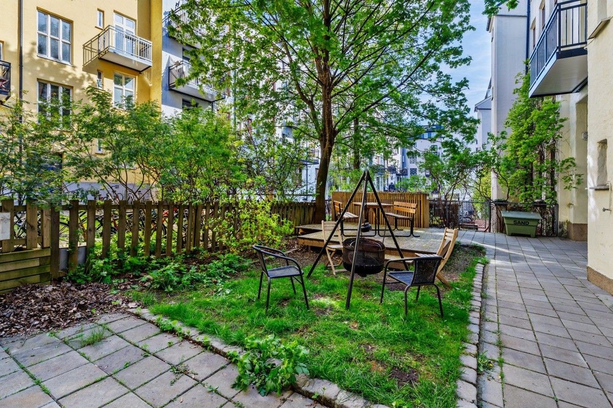 Koselig bakgård med felles grill og sitteplass. Galleribilde