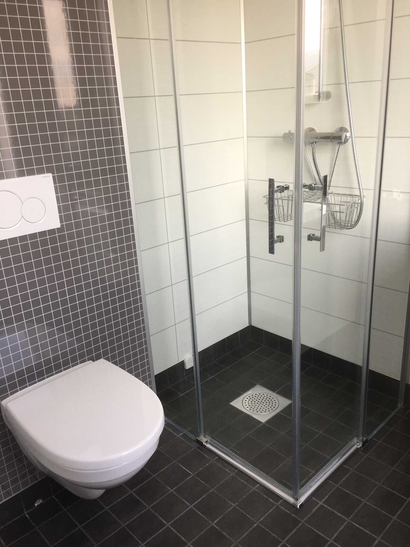 Bad med flis/varmekabler, vegghengt toalett (1. etasje) Galleribilde