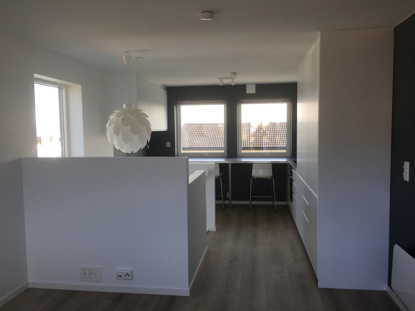 Stort kjøkken med mye skapplass i 2. etasje Galleribilde