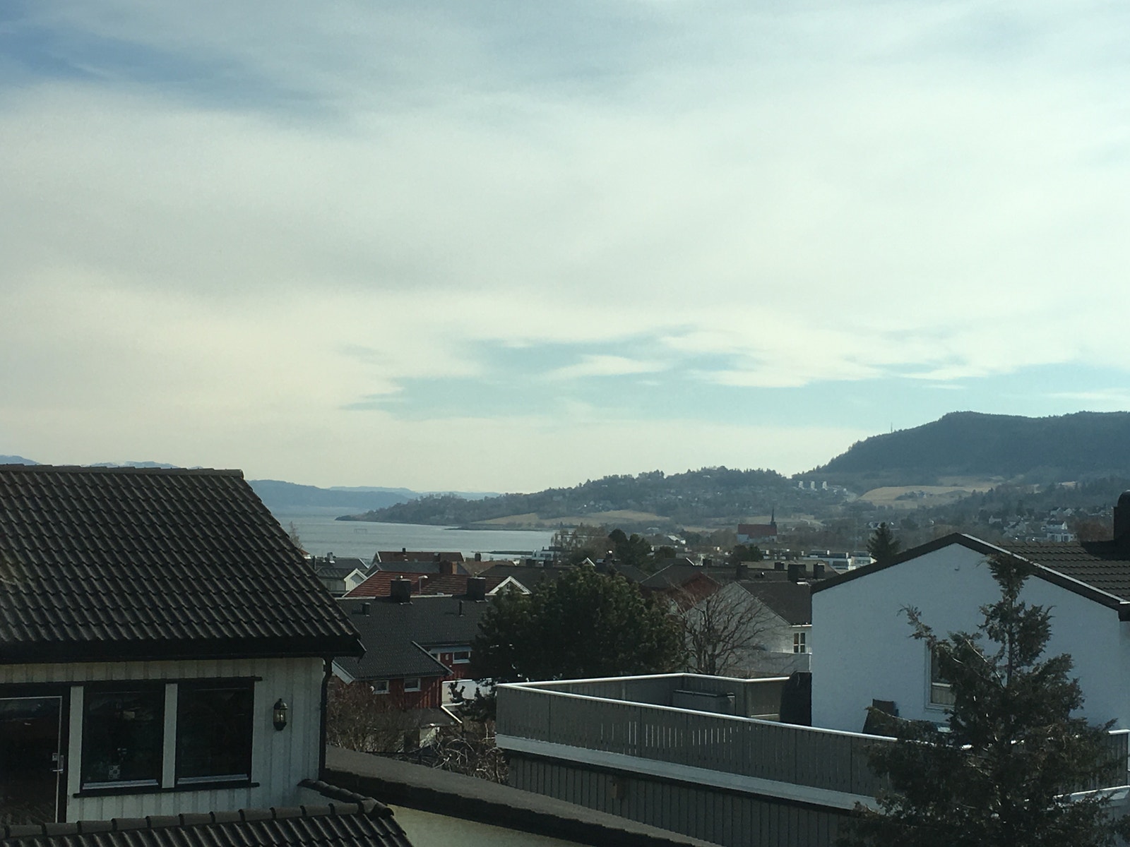 Utsikt fra kjøkkenbenken mot Vikhammer Galleribilde