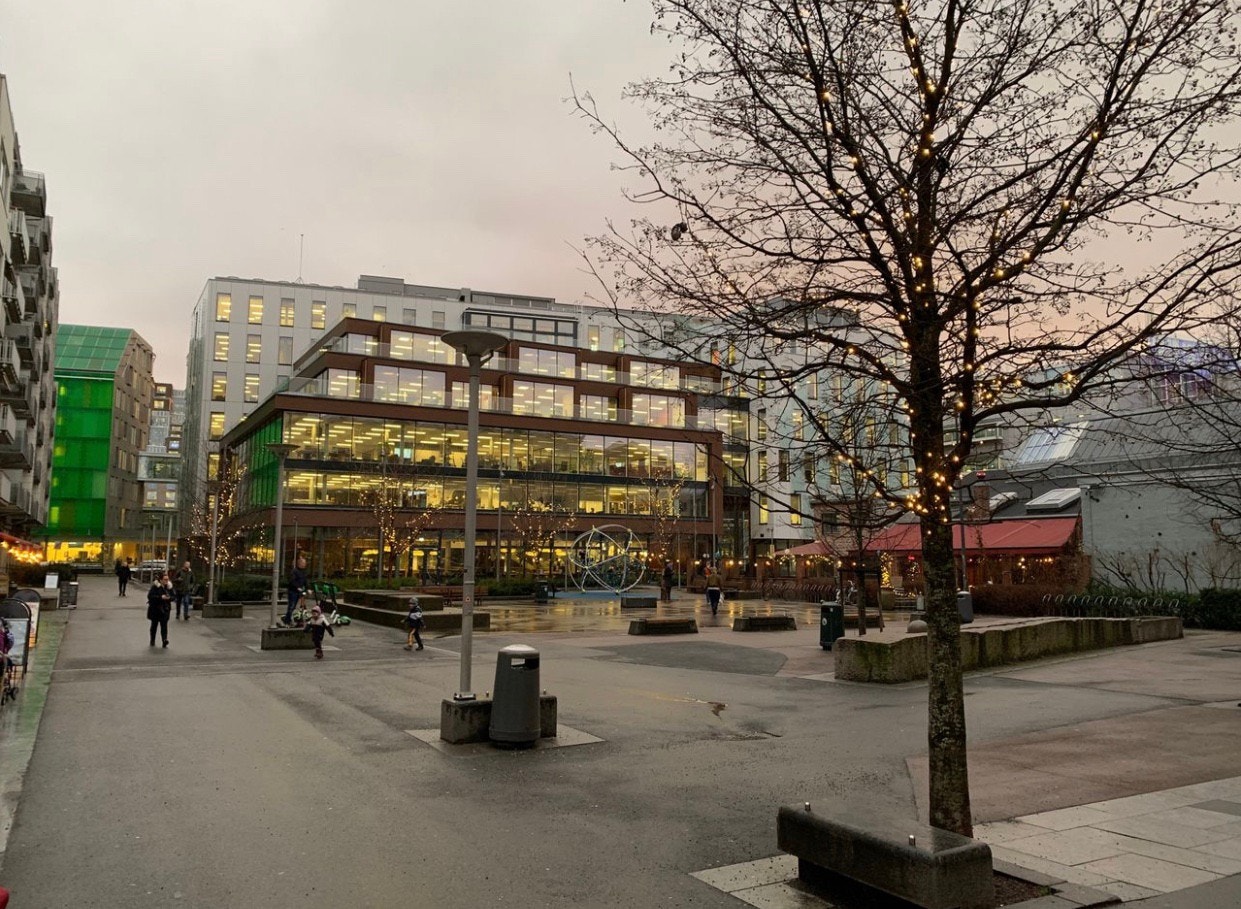 Teaterplassen rett ved hovedinngangen Galleribilde