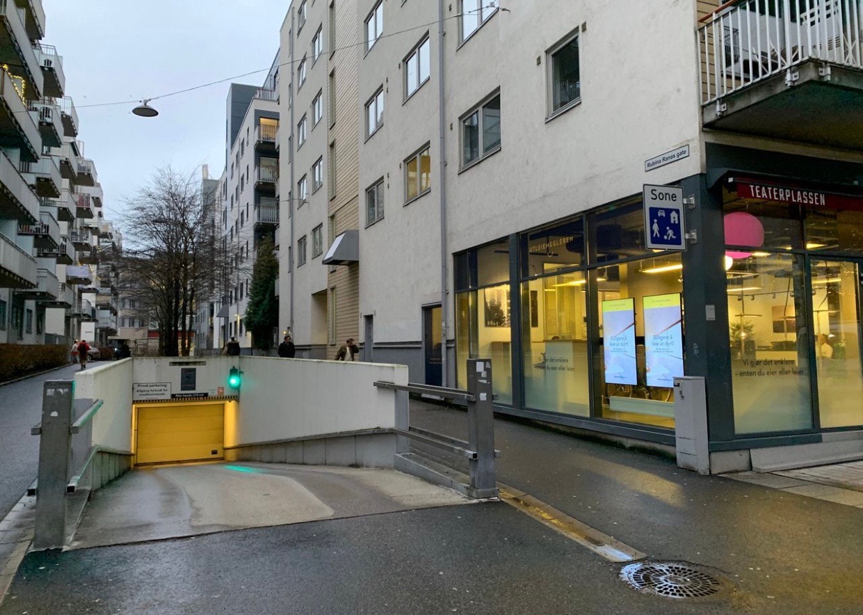 Inngang fra Teaterplassen/utleiemegleren ved Rubina Ranas gate/Mandalls gate Galleribilde