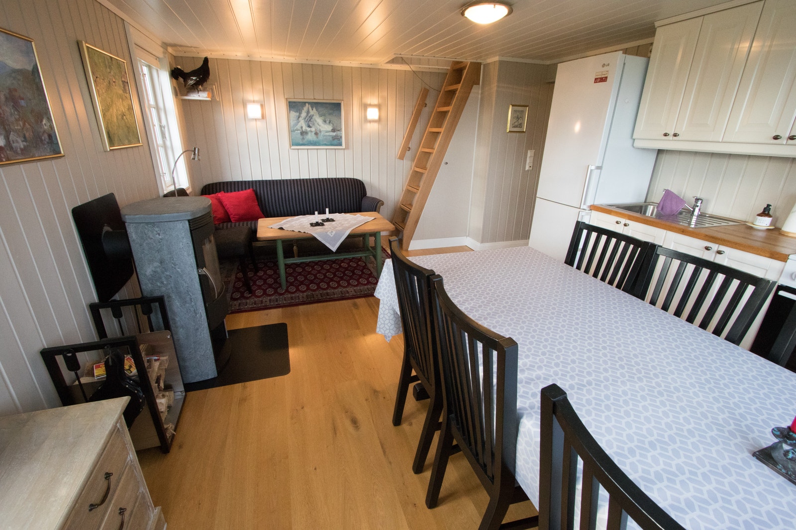 Allrom Kjøkken/stue, liten hytte, med trapp til hems Galleribilde