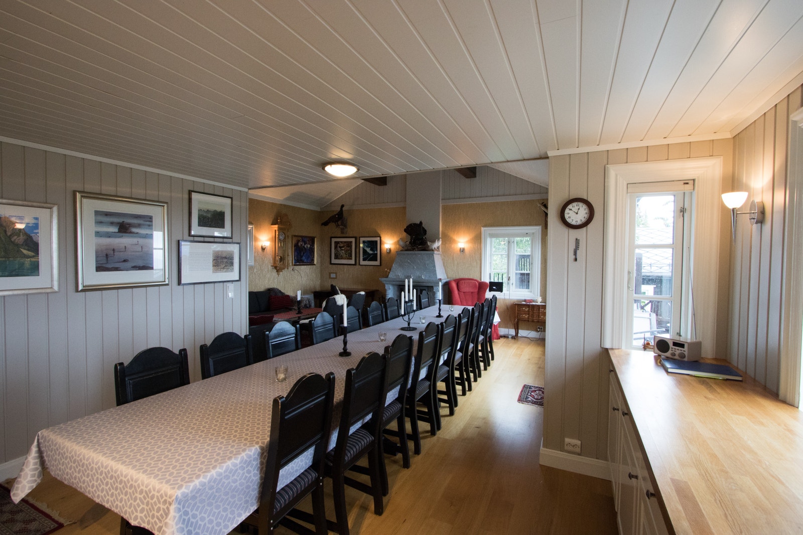 Fra kjøkken mot stue, spiseplass til 20-22 personer, stor hytte Galleribilde