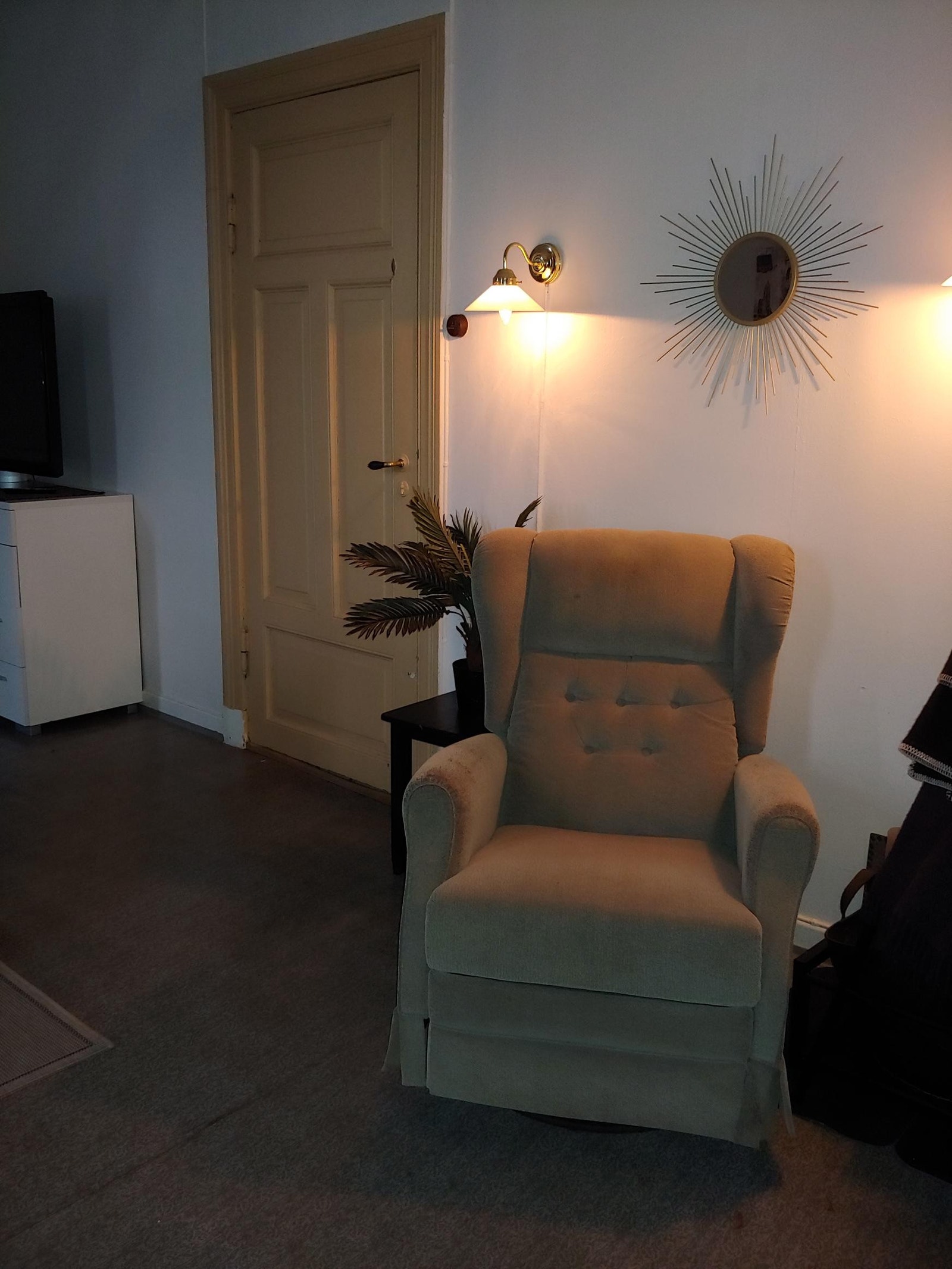 Stol - recliner ved ovnen Galleribilde