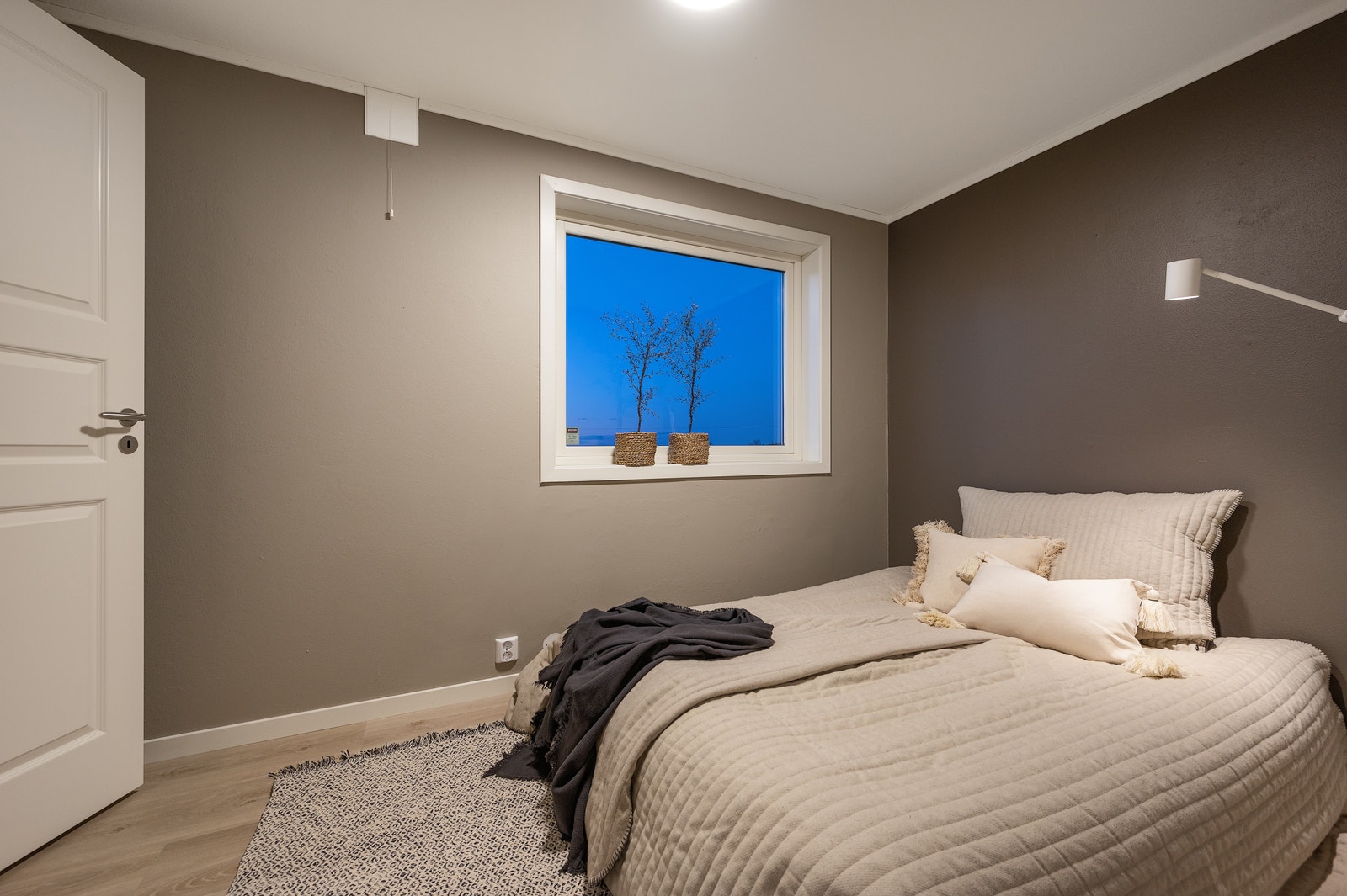 Soverommet er romslig med plass til dobbeltseng og tilhørende møblement Galleribilde