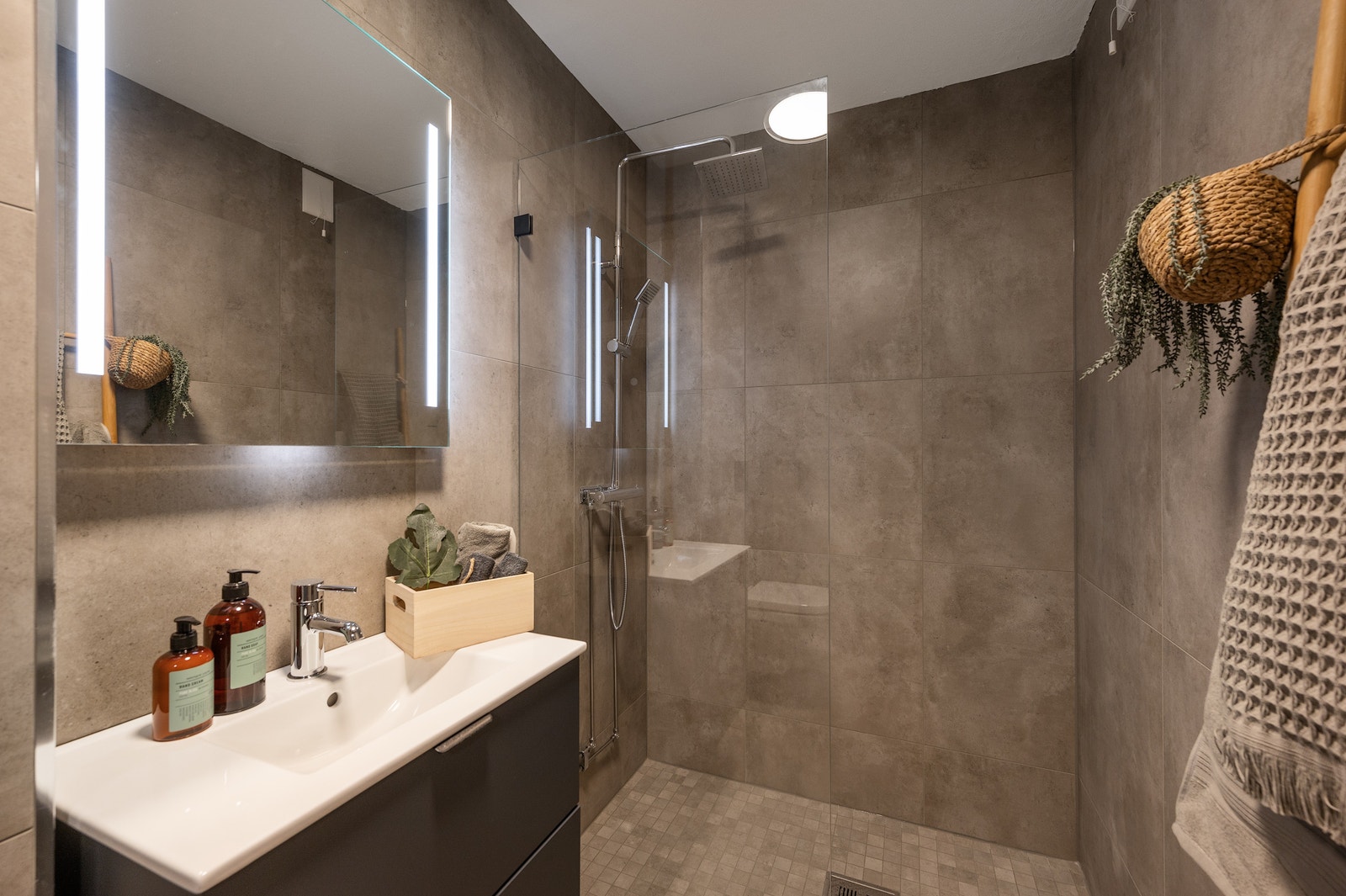 Speil med integrert belysning, gulv med varme og regnfallsdusj Galleribilde