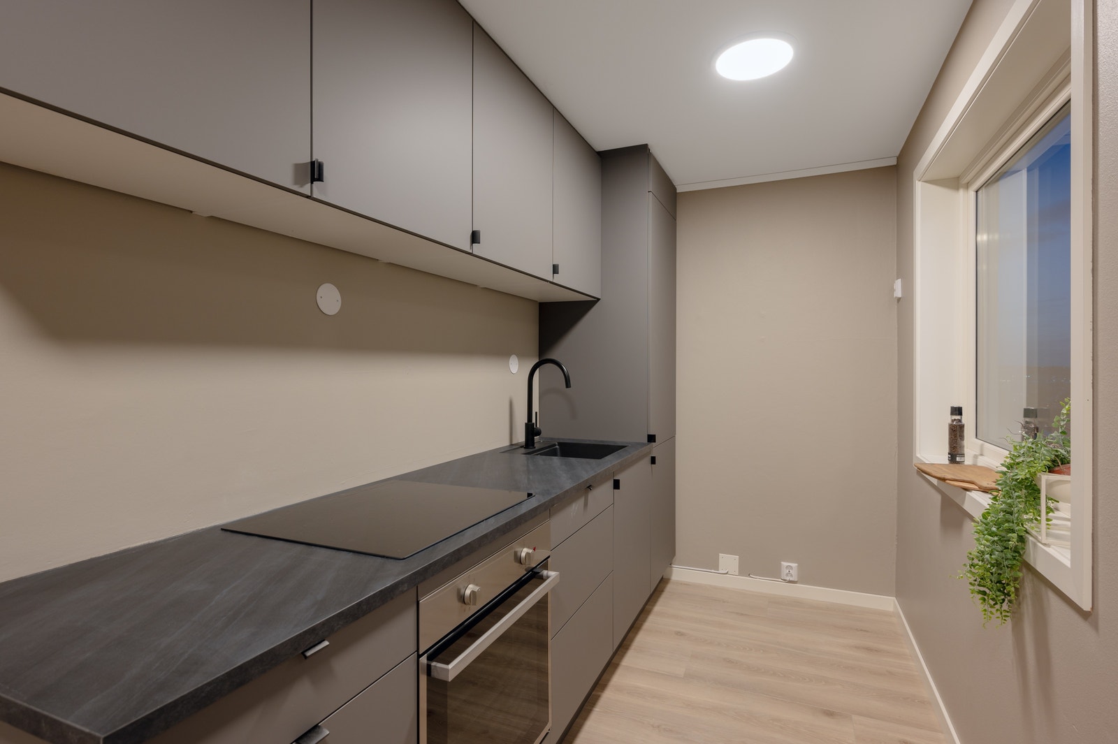 Designkjøkken fra Aubo, utstyrt med integrerte hvitevarer Galleribilde