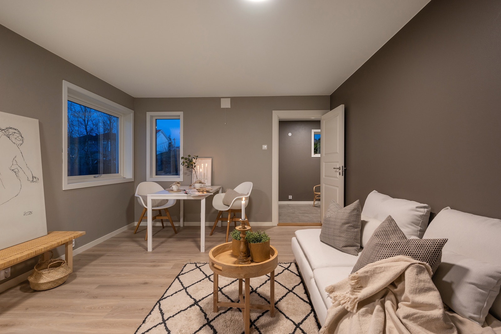 Store vindusflater slipper rikelig med lys inn Galleribilde