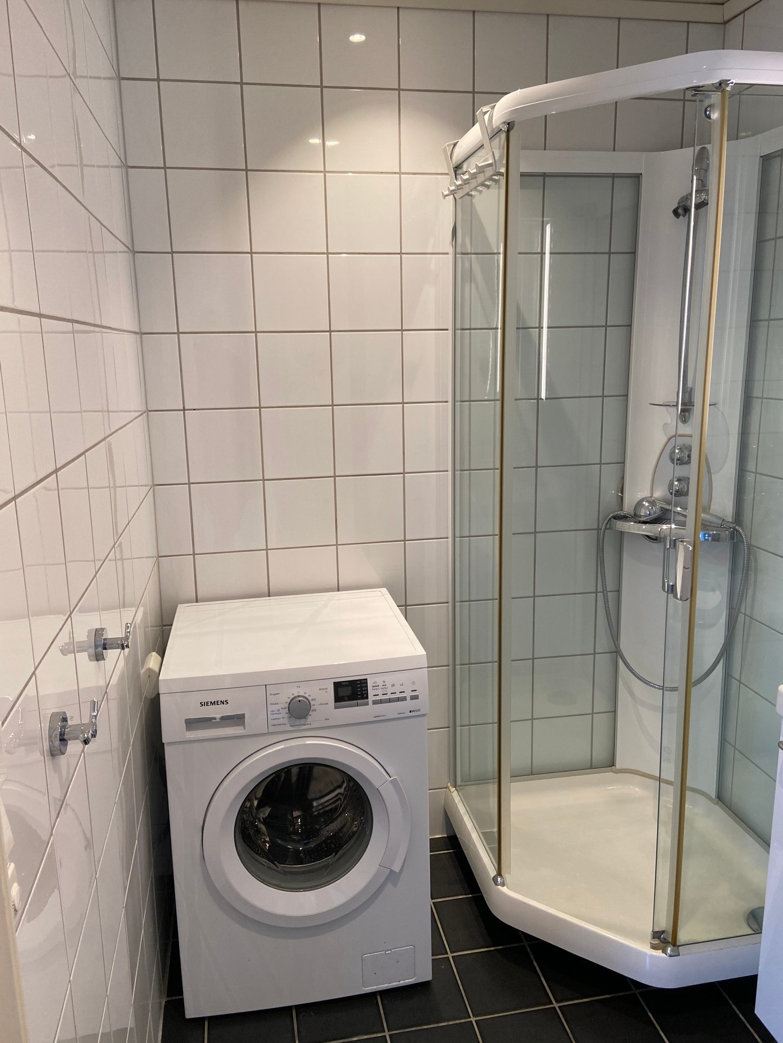 Bad 2.etg med vaskemaskin Galleribilde