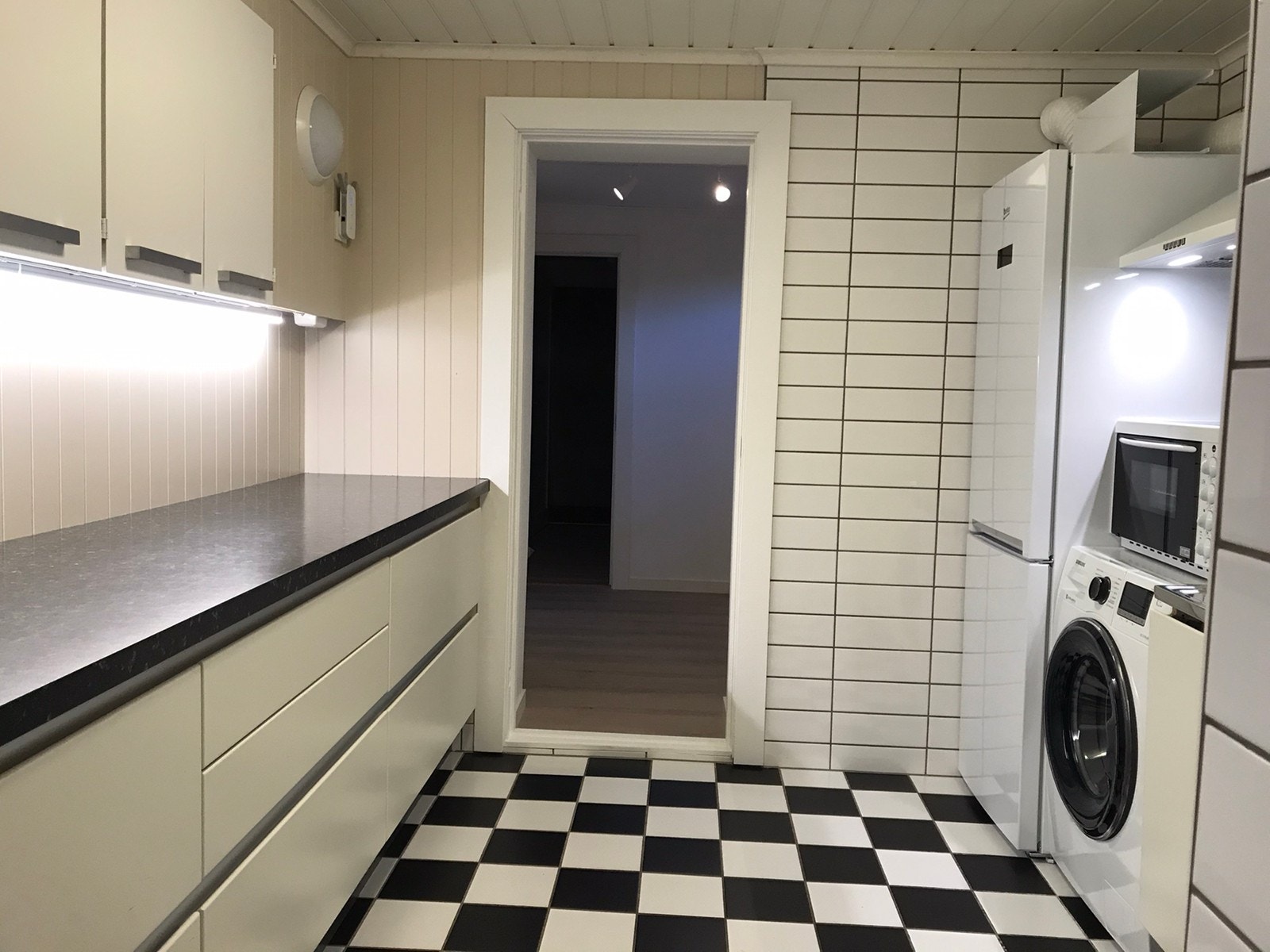 Kjøkken og vaskemaskin Galleribilde