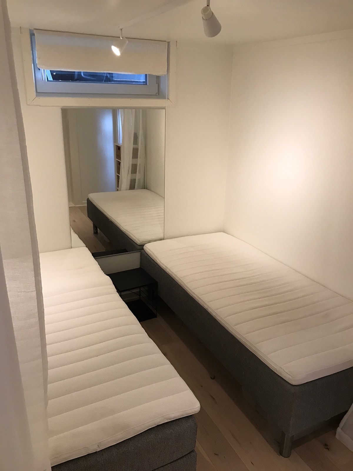 Soverom, senger kan settes sammen til dobbeltseng om man vil Galleribilde