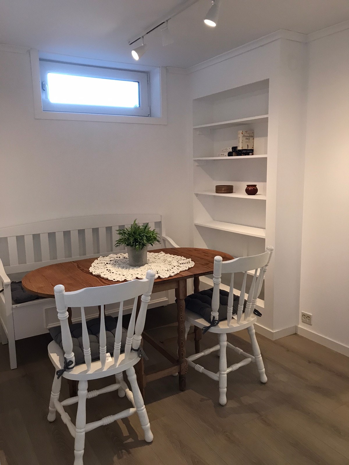 Spisestue (eget rom vegg i vegg med kjøkkenet) Galleribilde