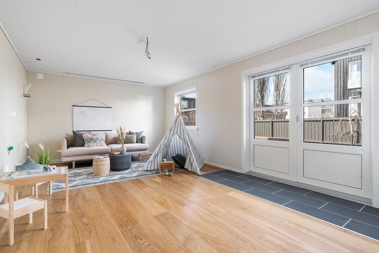 Stue 1. etg. m/ utgang til terasse. Lydisolert fra resten av huset. Ideelt til kinorom. Galleribilde