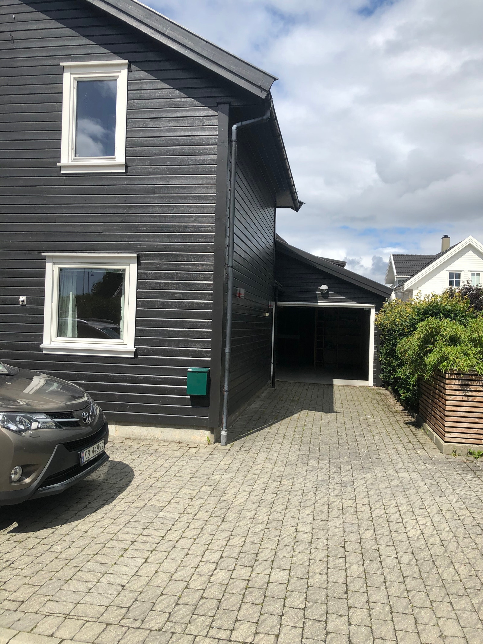 Biloppstillingsplasser på belegningsstein Galleribilde