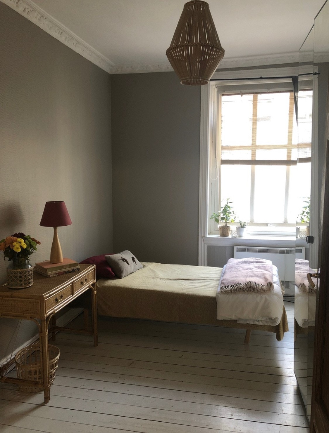 Det samme soverommet som over, men malt i ny farge Galleribilde