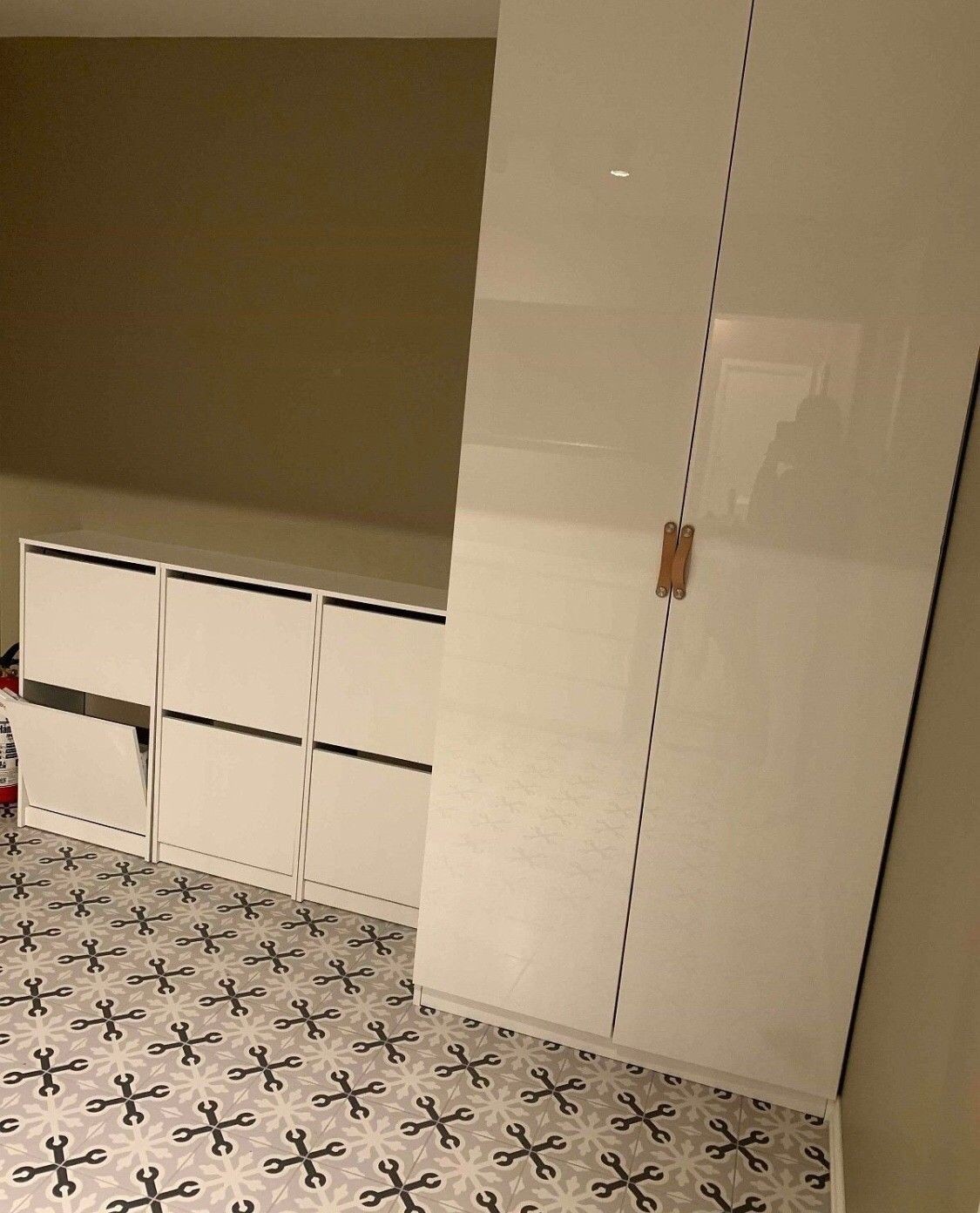 Både skoskap og høyskap i gangen Galleribilde