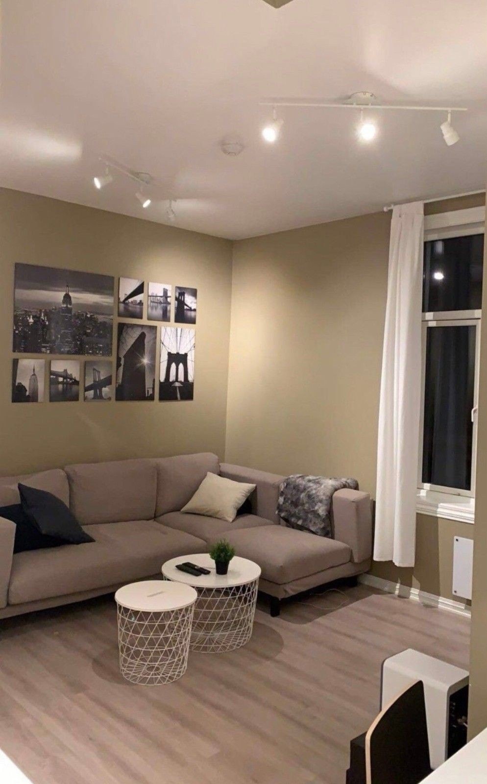 Romslig stue med sofagruppe. Meget god takhøyde i hele leiligheten Galleribilde