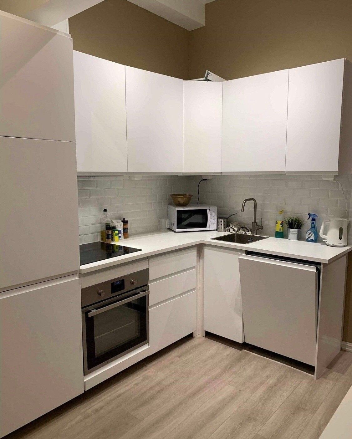 Kjøkken med nødvendig utstyr Galleribilde