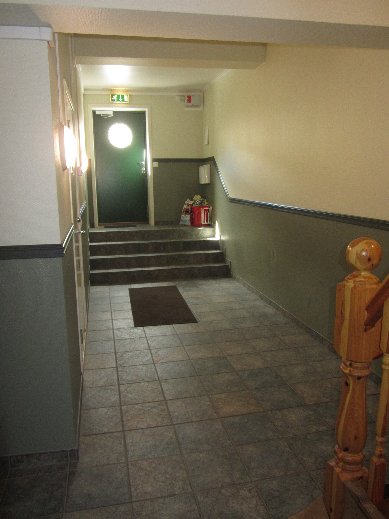 Gang med dør fra gaten og postkasser! Galleribilde