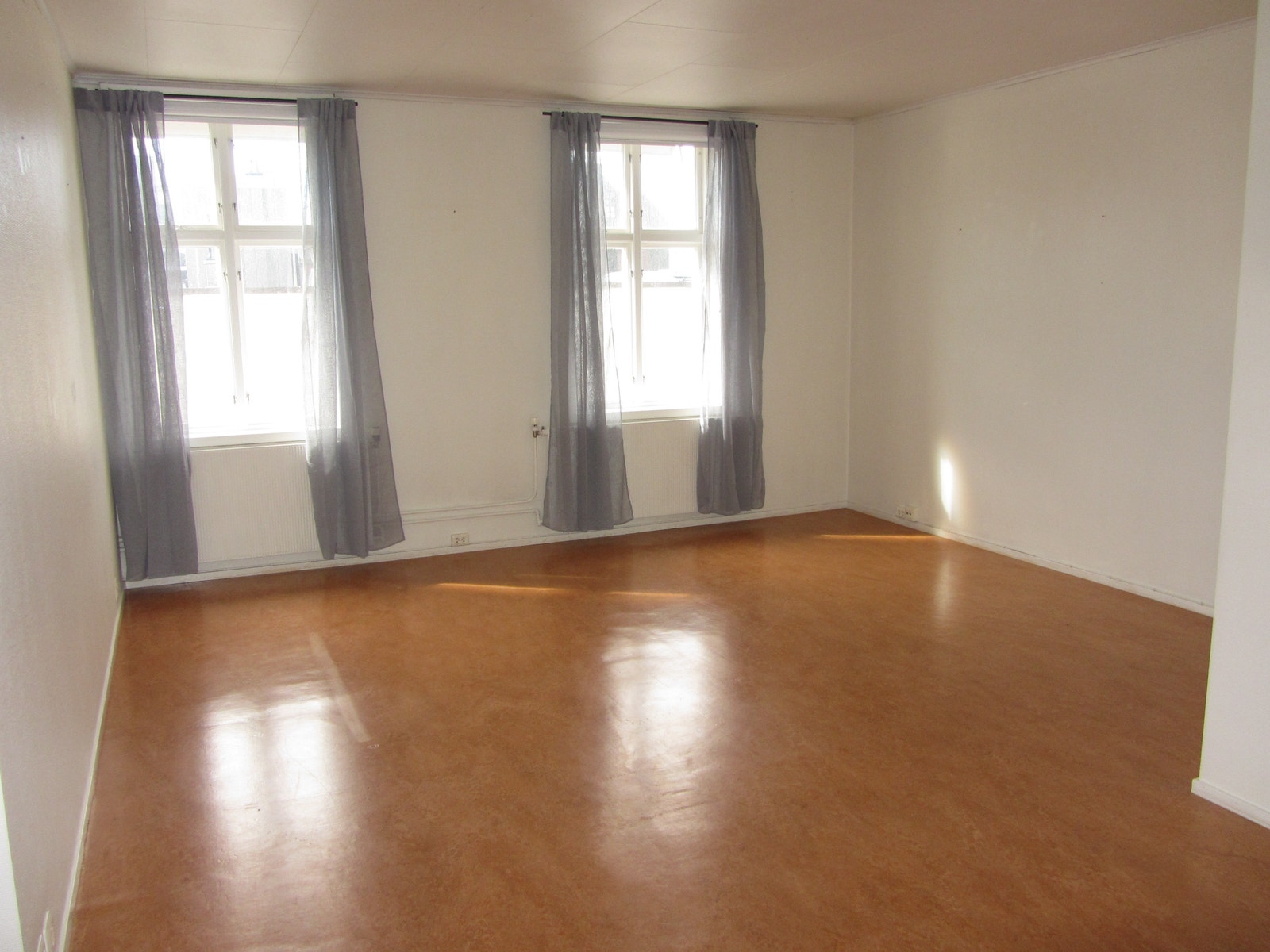 Stue med god plass for sofa og stor TV! Galleribilde