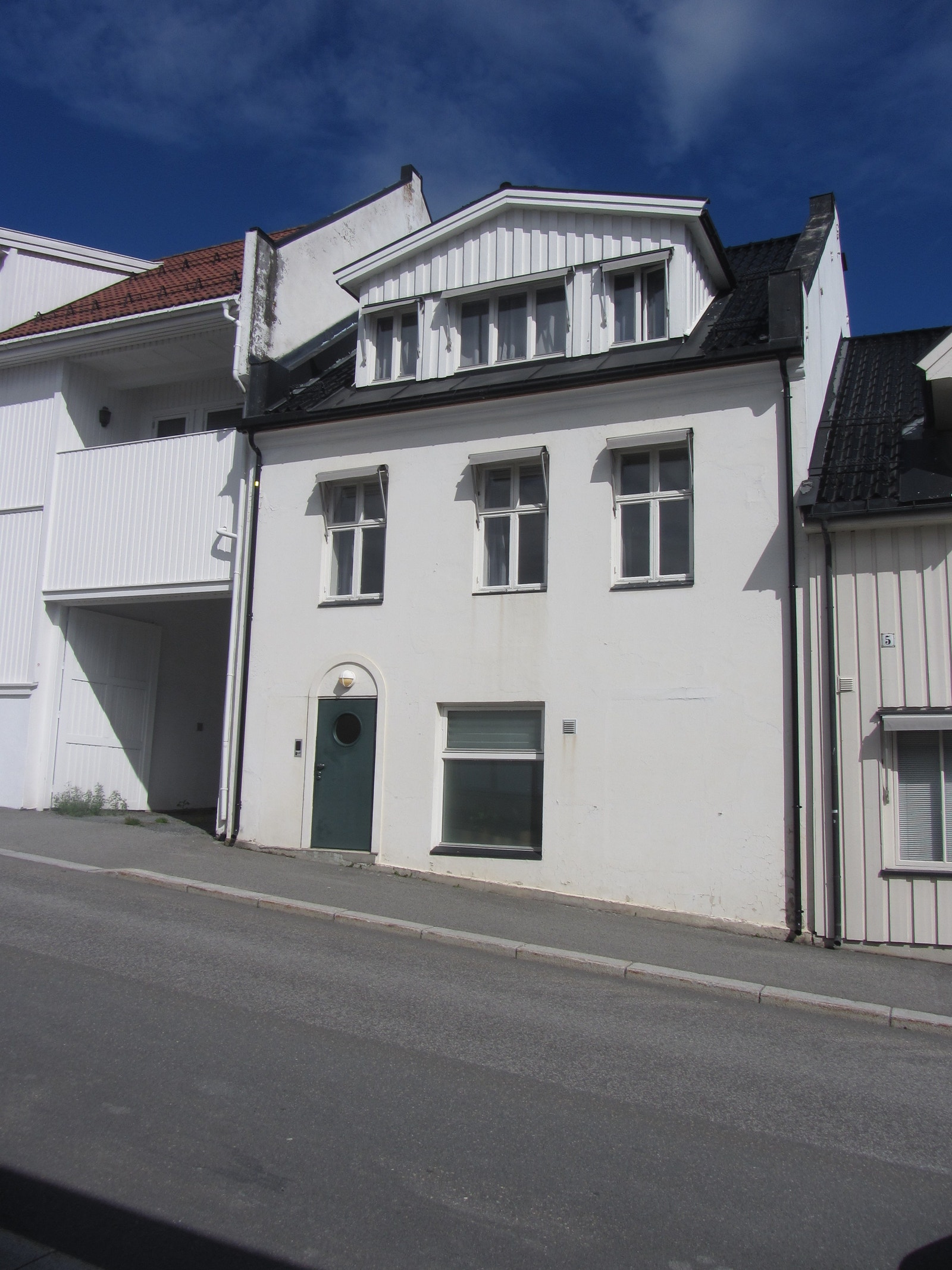 Leiligheten er i 2. etasje med tre vinduer! Galleribilde