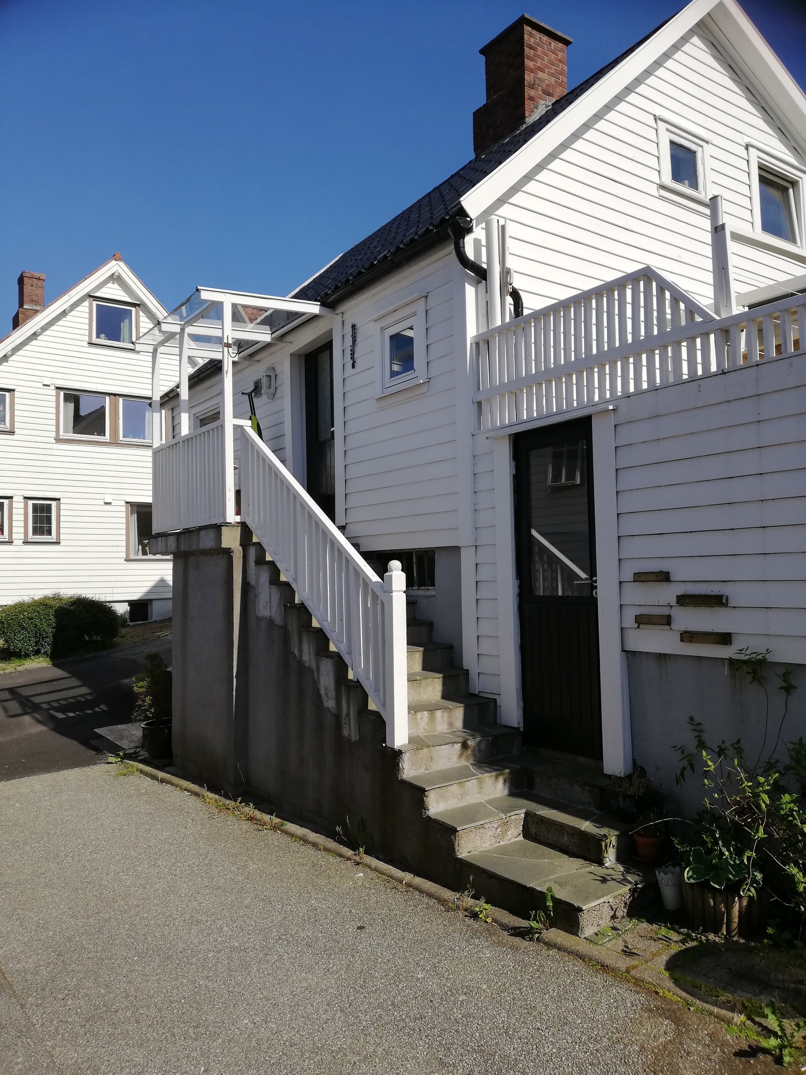 Koselig trehus i rolig gate Galleribilde