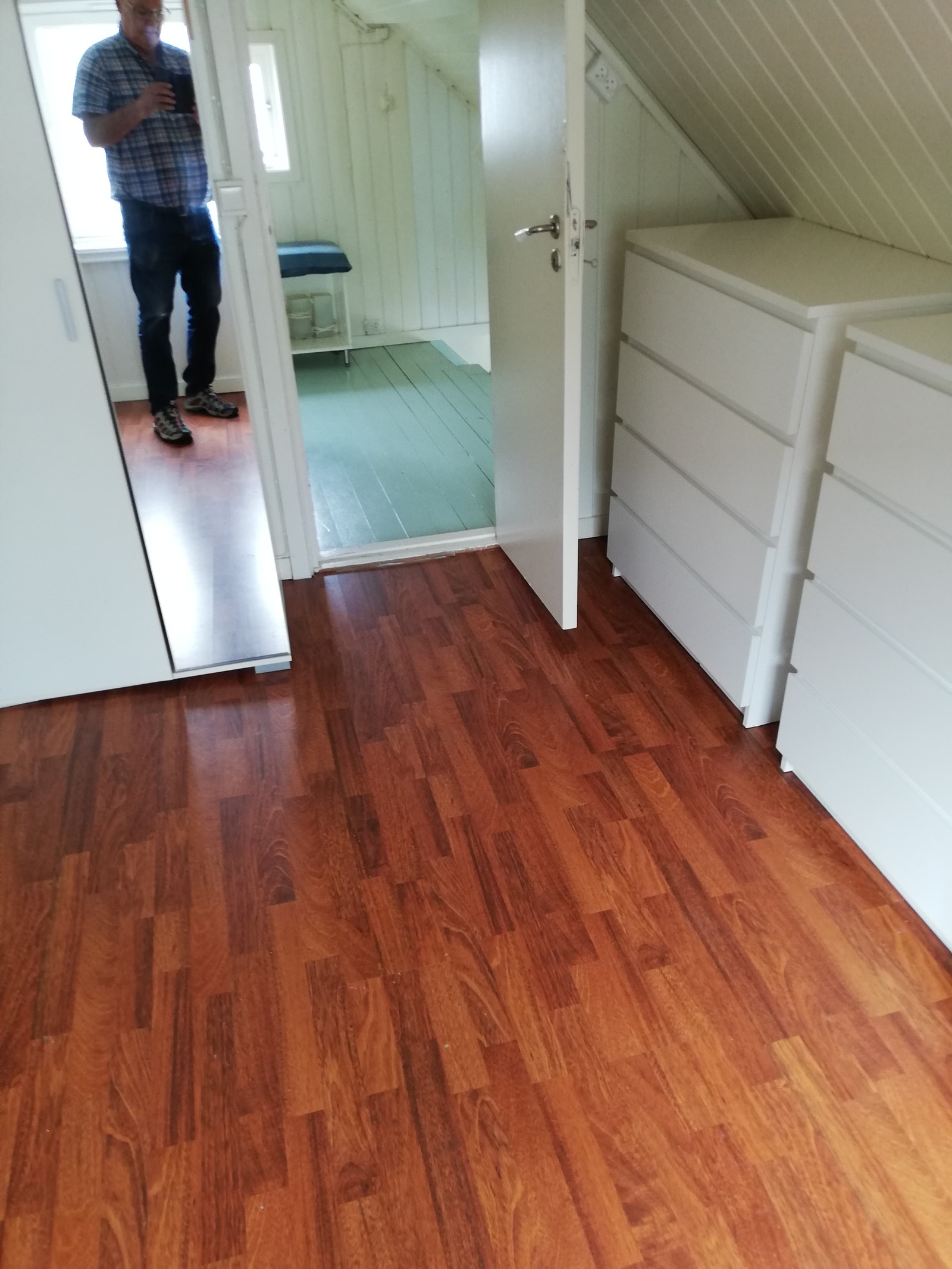 Soverom med skap og tre kommoder. God plass til klær. Galleribilde