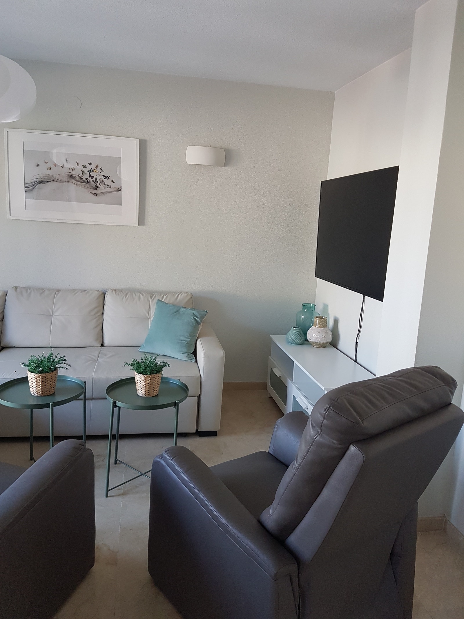 Koselig stue, med stor smart tv. Galleribilde