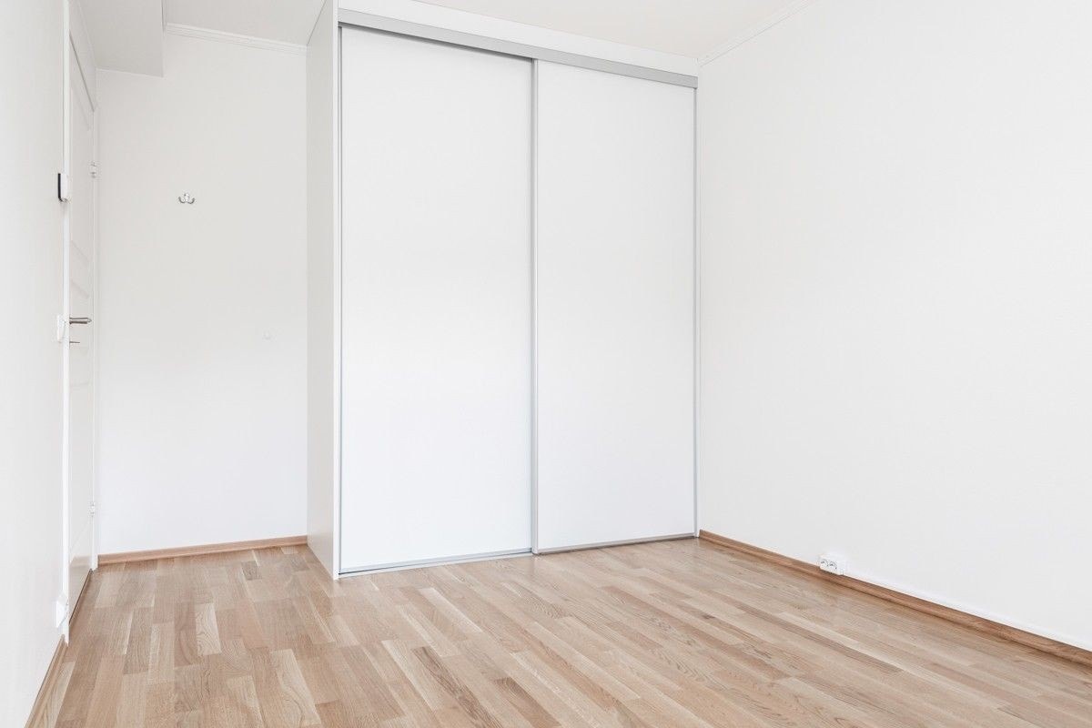 Soverom 1 med skyvedørsgarderobe Galleribilde