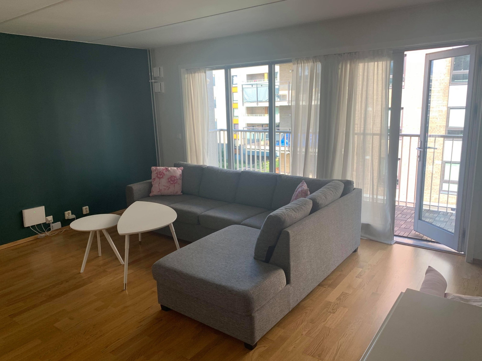 Stue mot balkong Galleribilde