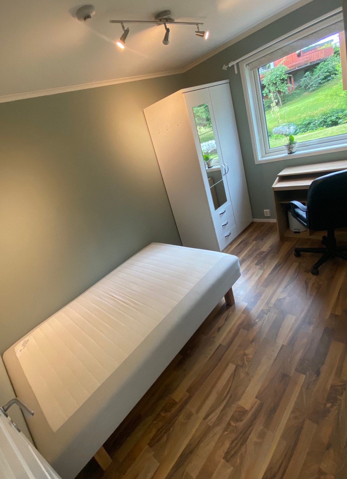 Soverom/hybel 3. Spotskinner i tak og brannalarm på alle rom. Galleribilde