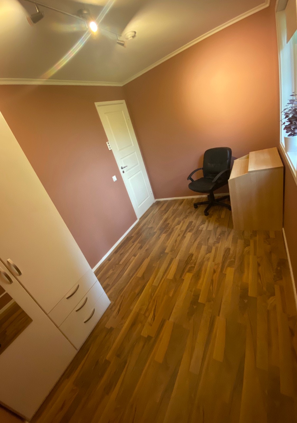 Soverom/hybel 1. Innredet med garderobeskap, pult, kontorstol og rullegardin på alle rom. Galleribilde