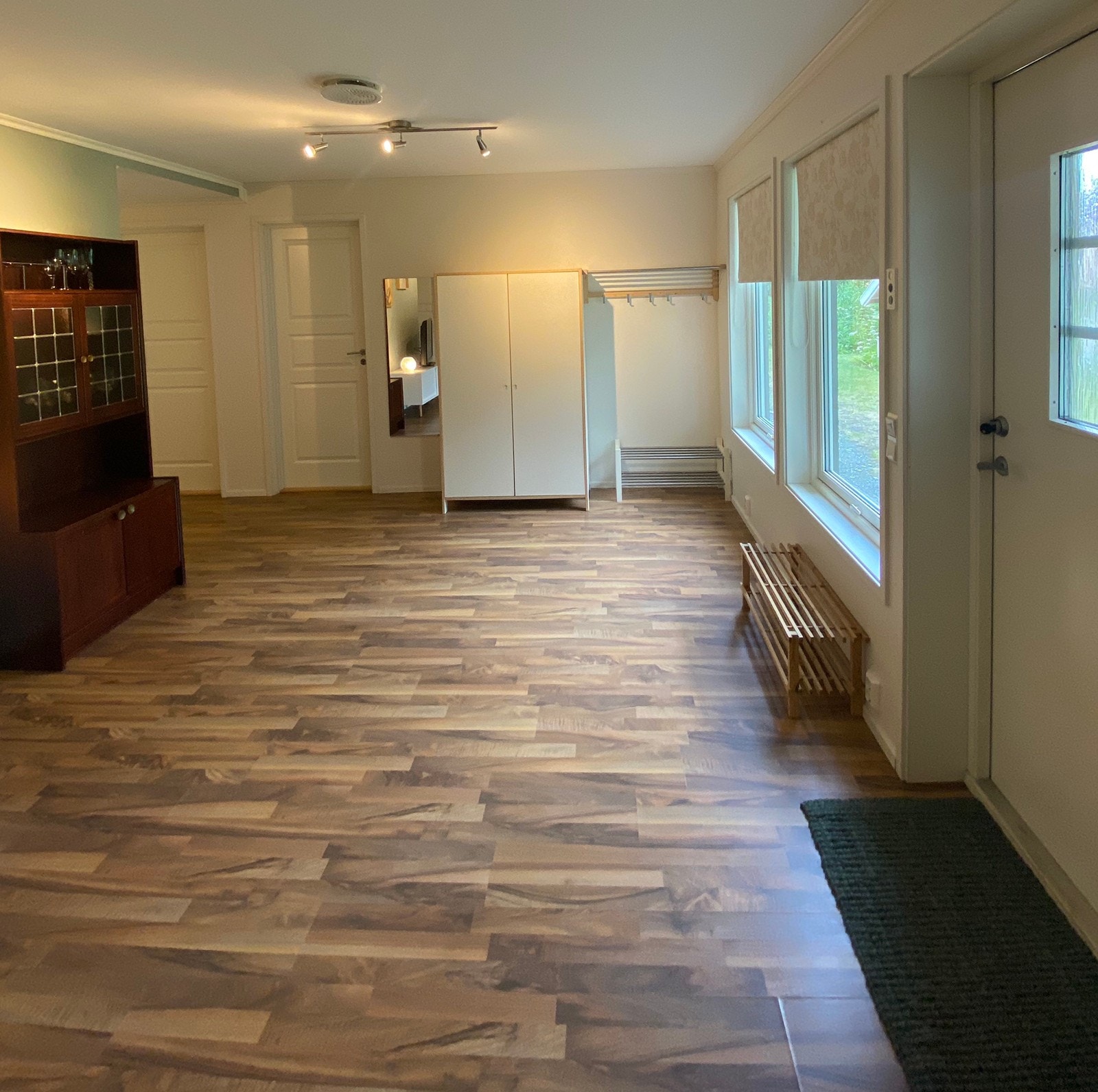 Romslig gang med garderobeskap, speil, oppheng og skostativ. Egen inngang til sokkel. Store vindu som slipper inn mye dagslys. Galleribilde