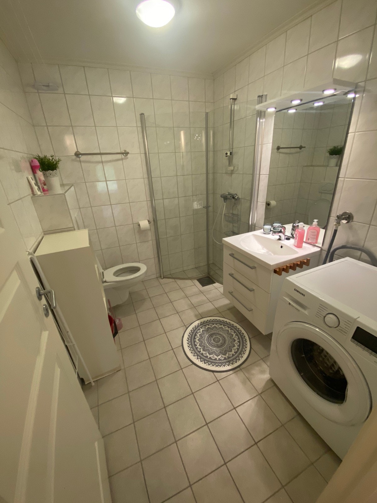 Bad 2. Tilsvarende lik bad 1, men møblert med ekstra hyller. Galleribilde