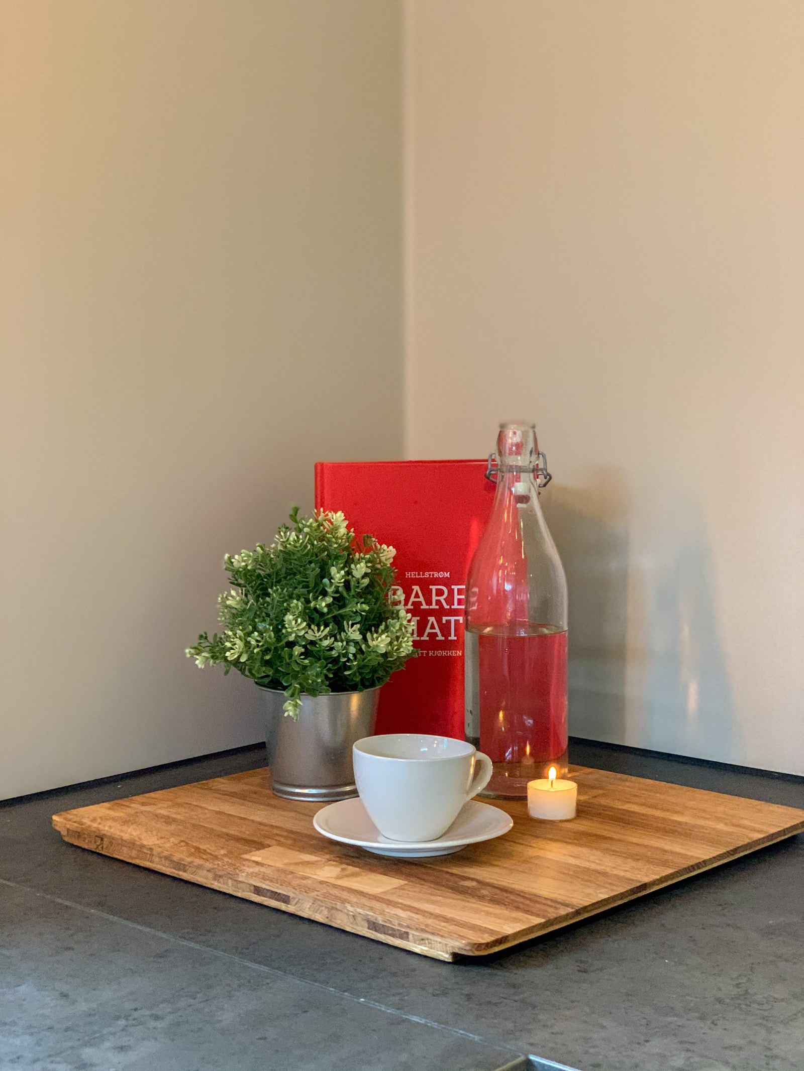 Kjøkken med integrerte hvitevarer: oppvaskmaskin, kjøle- og fryseskap, induksjons-platetopp og stekeovn. Spotter med dimming i taket. Varme i gulvet. Galleribilde
