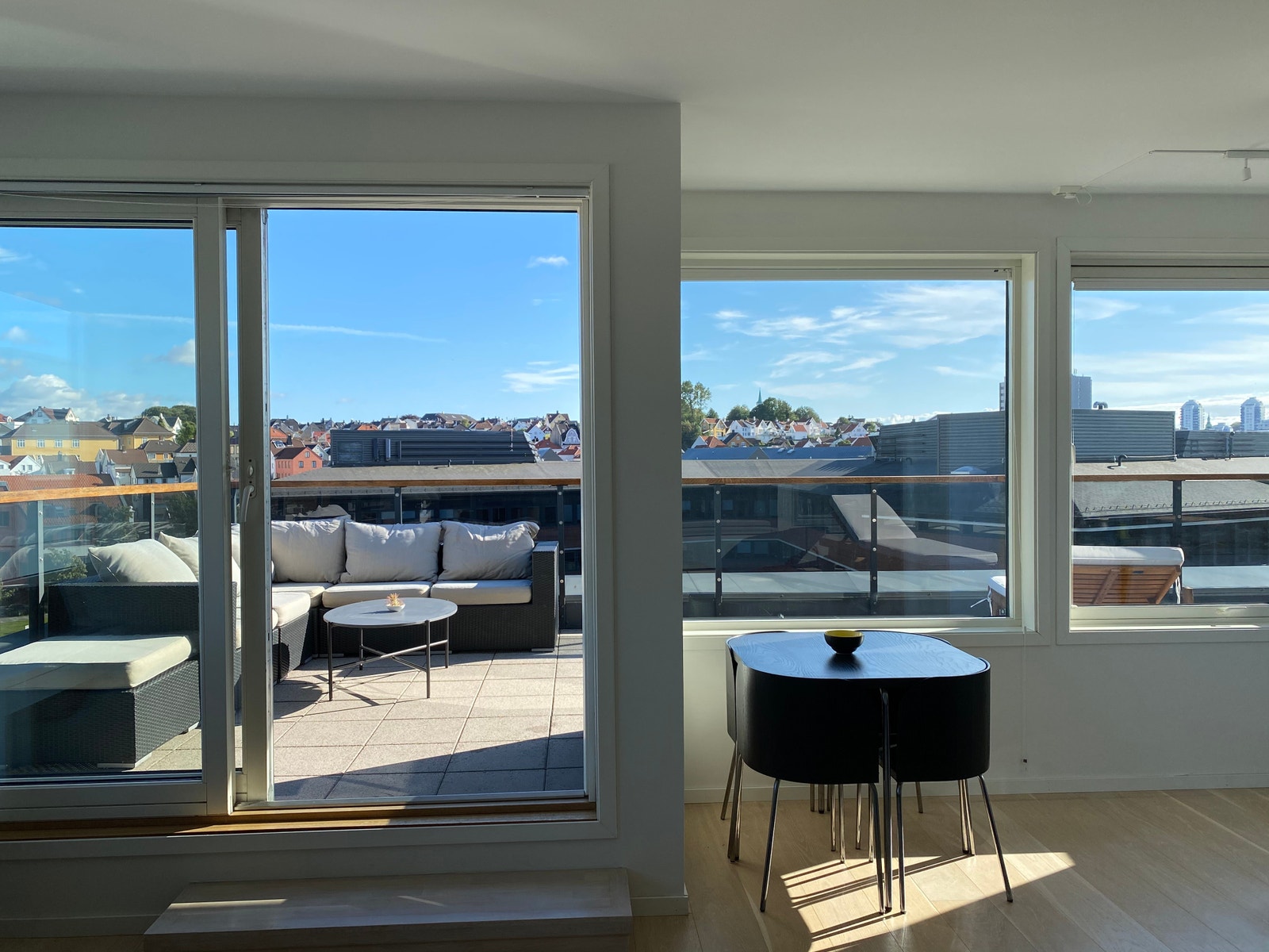 Utsikt til uteområde fra stuen Galleribilde