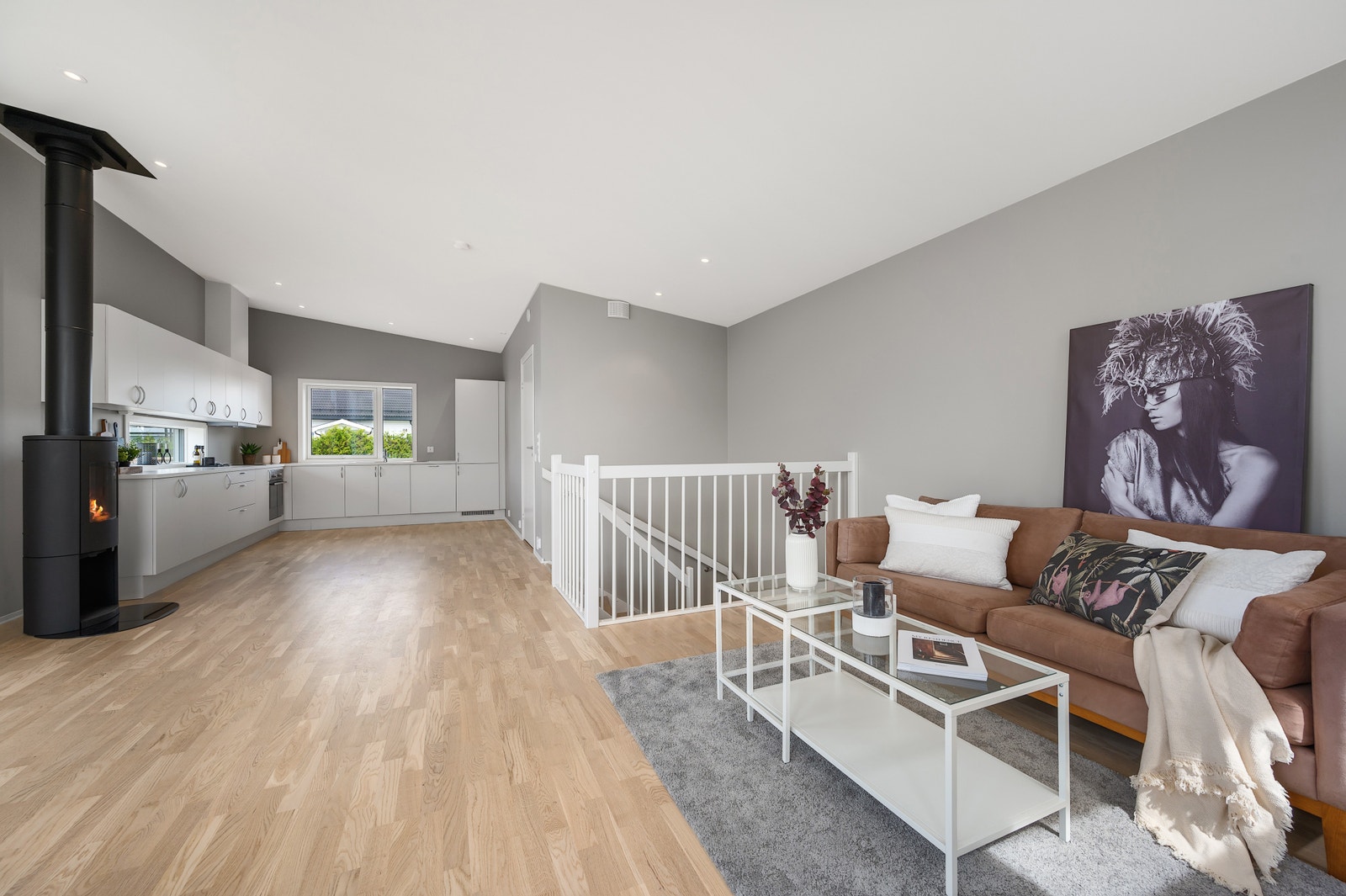 Stue mot kjøkken og trapp ned til første etasje Galleribilde