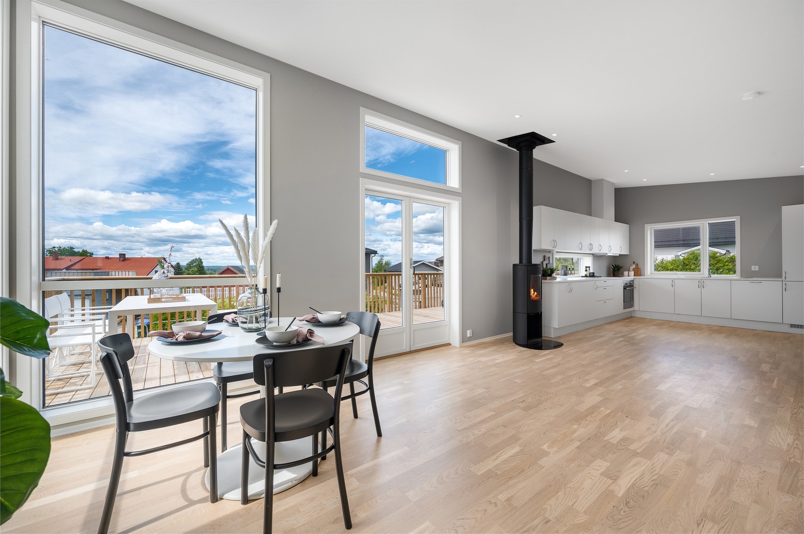 Store vinduer mot terrasse Galleribilde