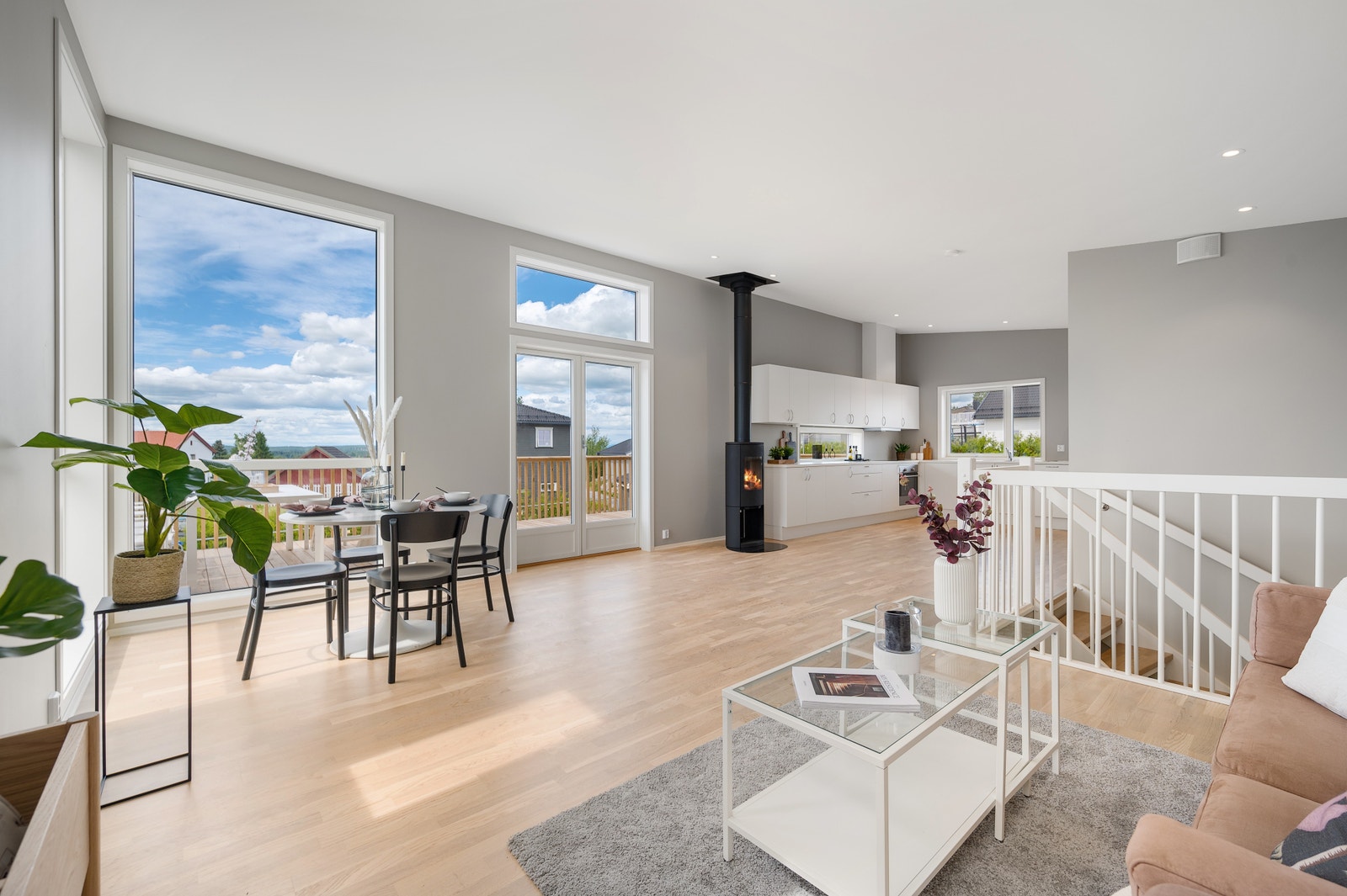 Oversiktsbilde stue mot kjøkken og utgang terrasse Galleribilde