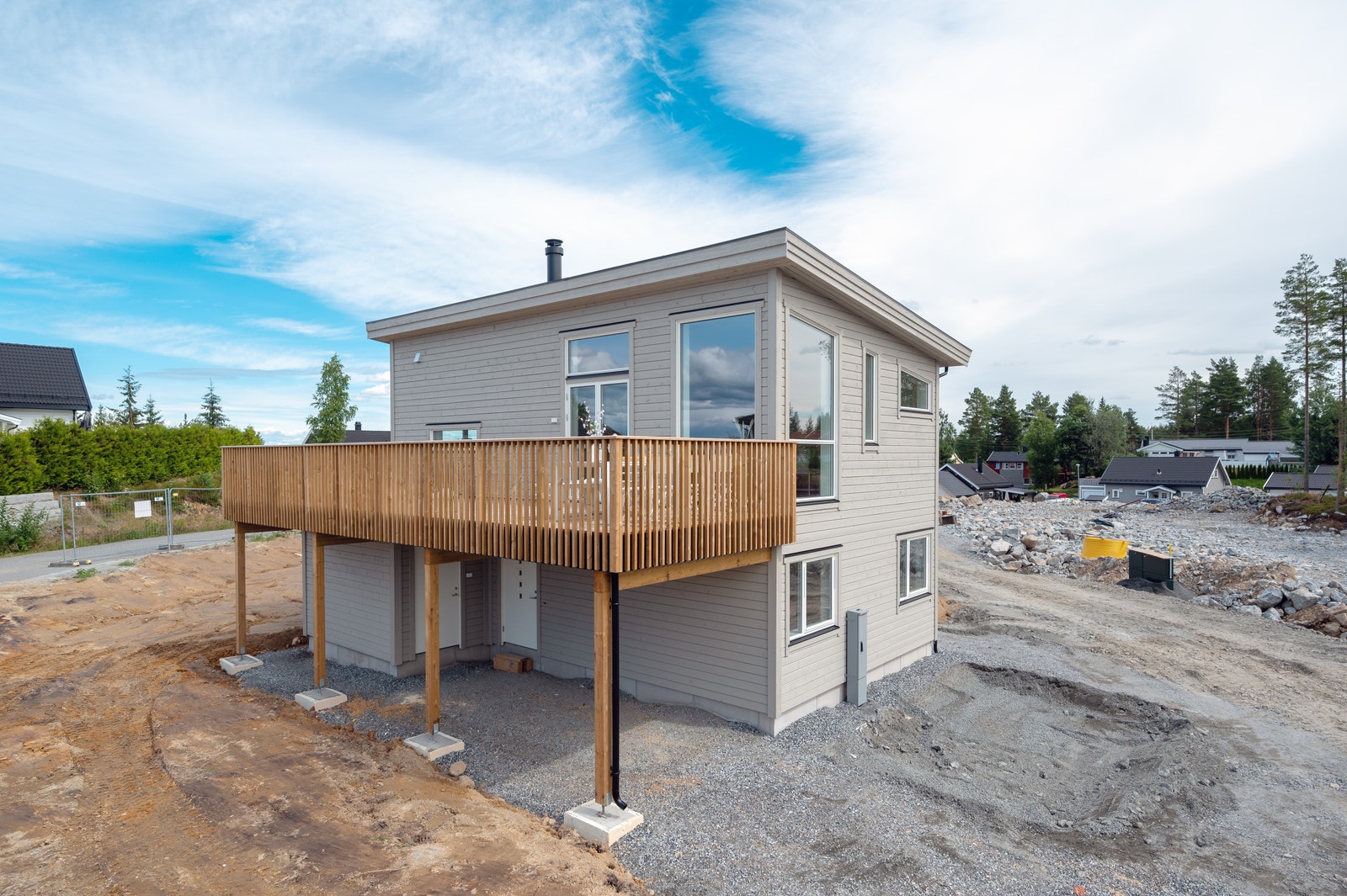 Praktisk og delikat hus, merk deg stor terrasse over carport Galleribilde