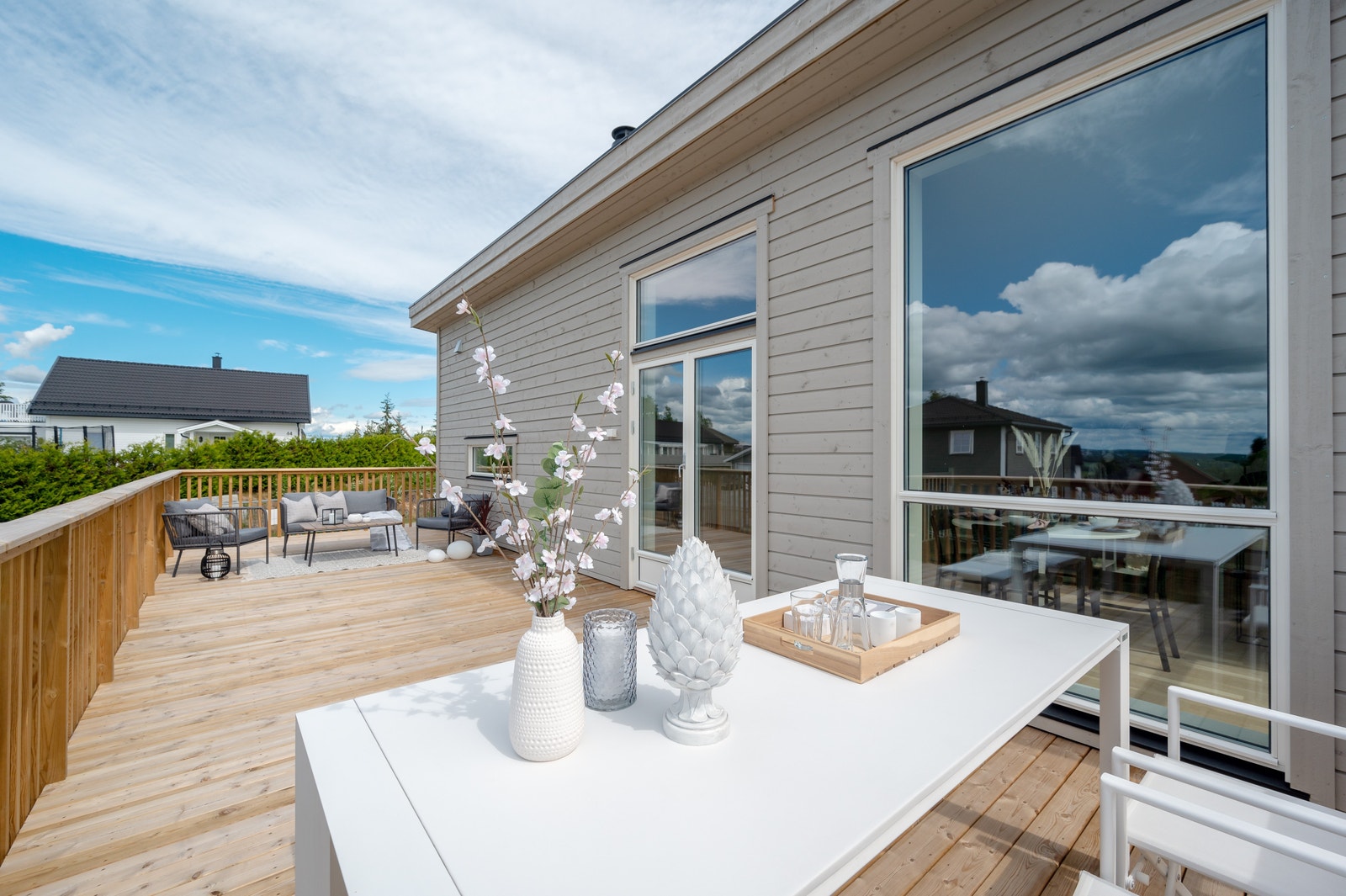 Stor terrasse ut fra stue Galleribilde