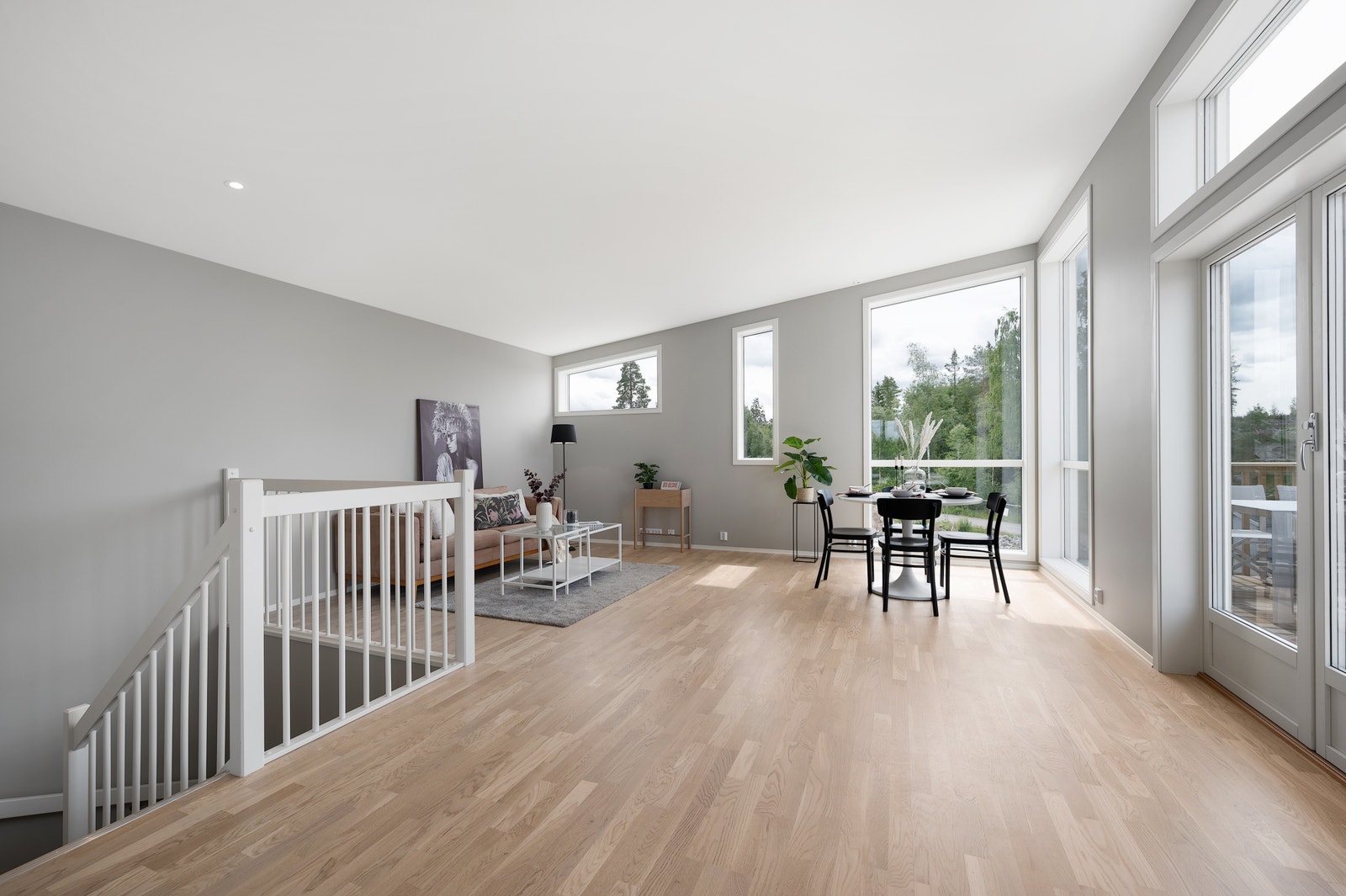 Romslig stue med ekstra takhøyde Galleribilde