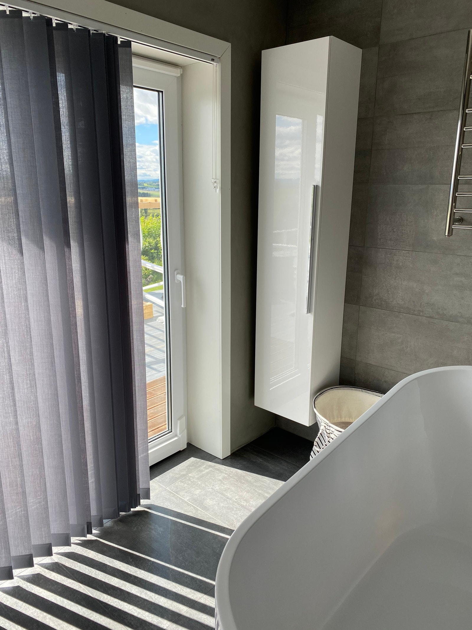 Hev- og skyvedør ut til platting med basseng. Galleribilde