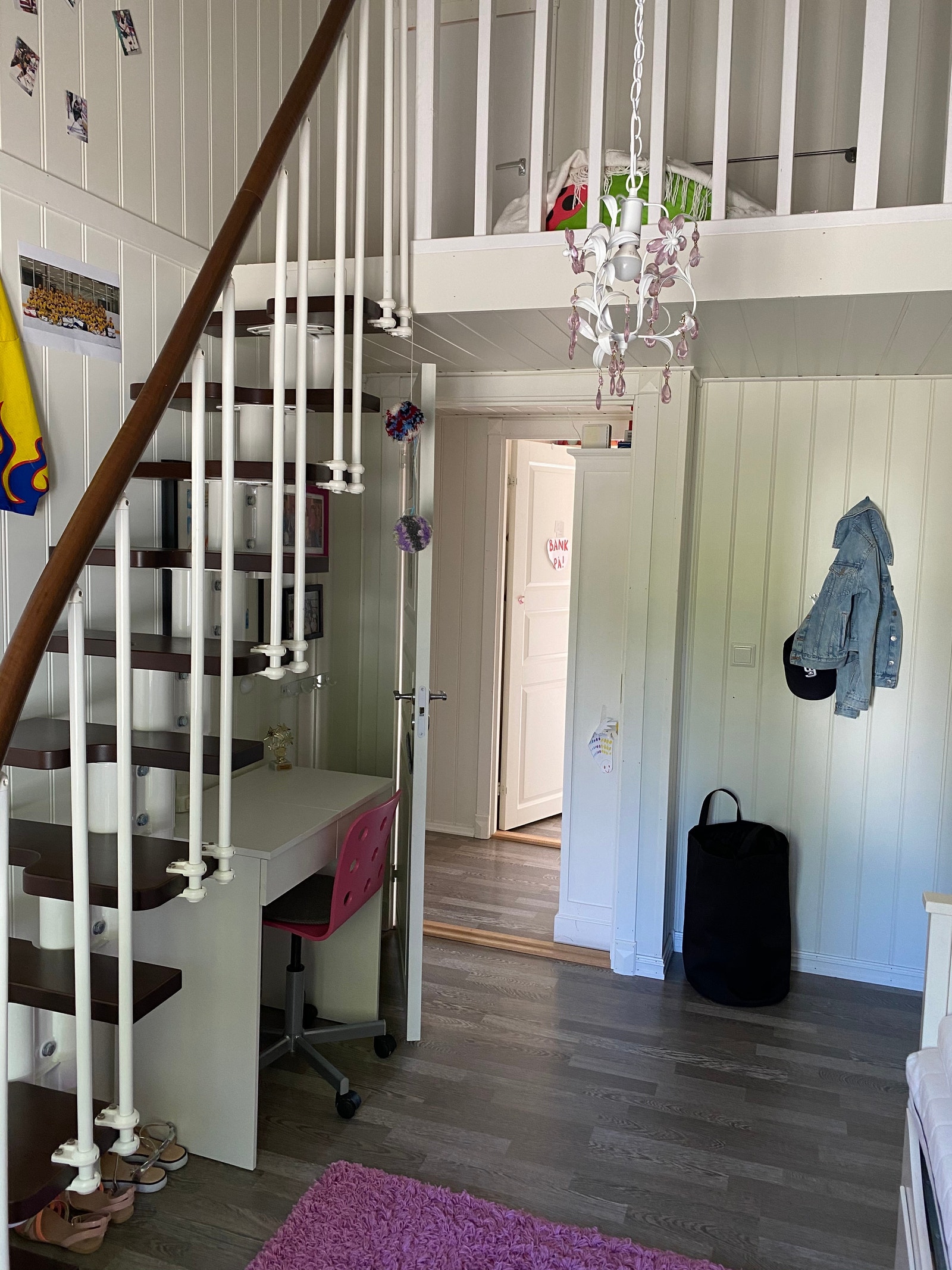 Trapp opp til hems fra soverom 2. Galleribilde