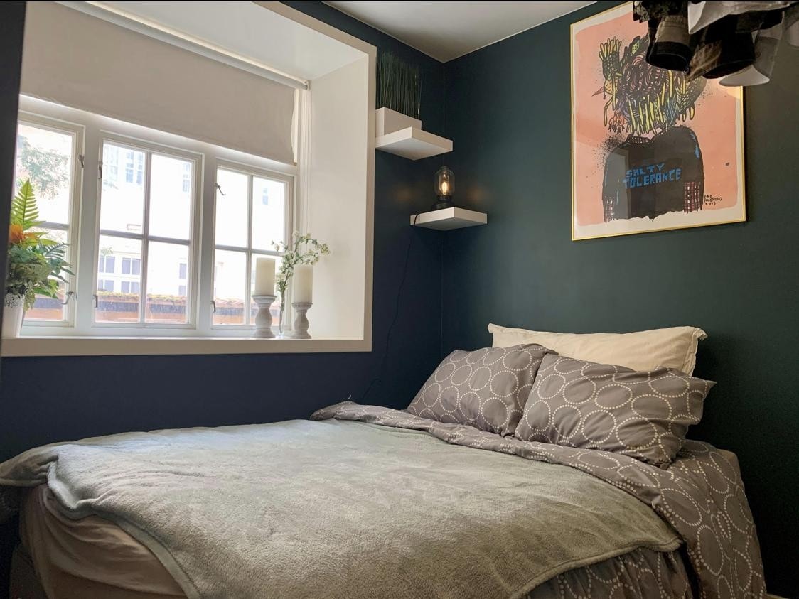 Soverom 2 er på 7 m2 med stort vindu som slipper inn mye lys. Galleribilde